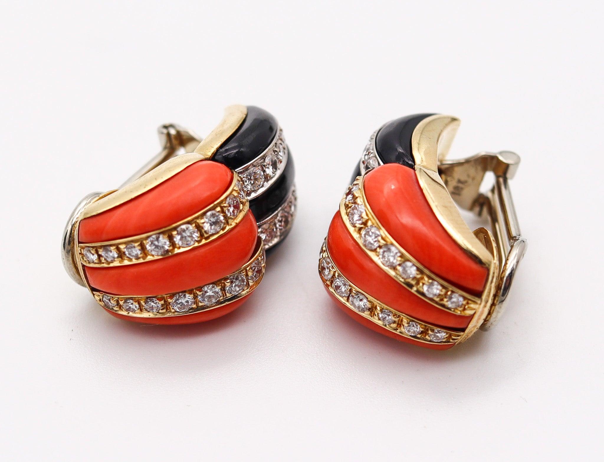 Taille brillant Clips d'oreilles modernistes français en or 18 carats avec diamants, corail et onyx en vente