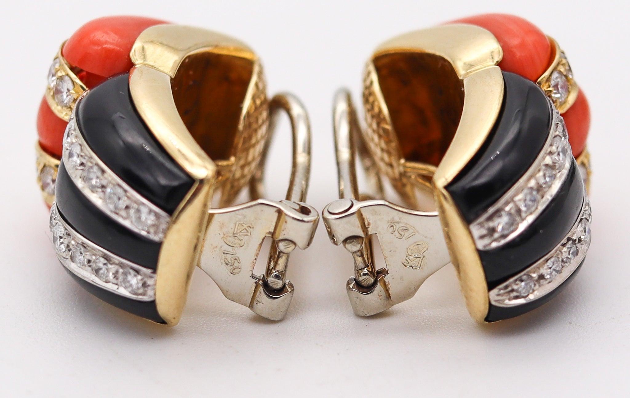 Clips d'oreilles modernistes français en or 18 carats avec diamants, corail et onyx Excellent état - En vente à Miami, FL