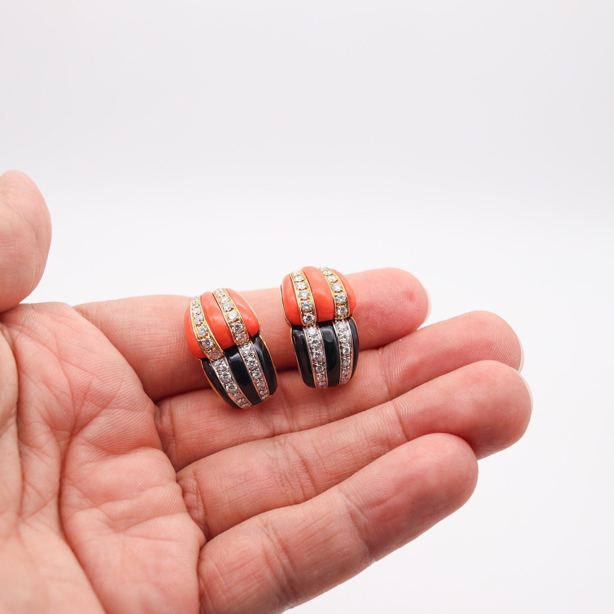Clips d'oreilles modernistes français en or 18 carats avec diamants, corail et onyx Pour femmes en vente