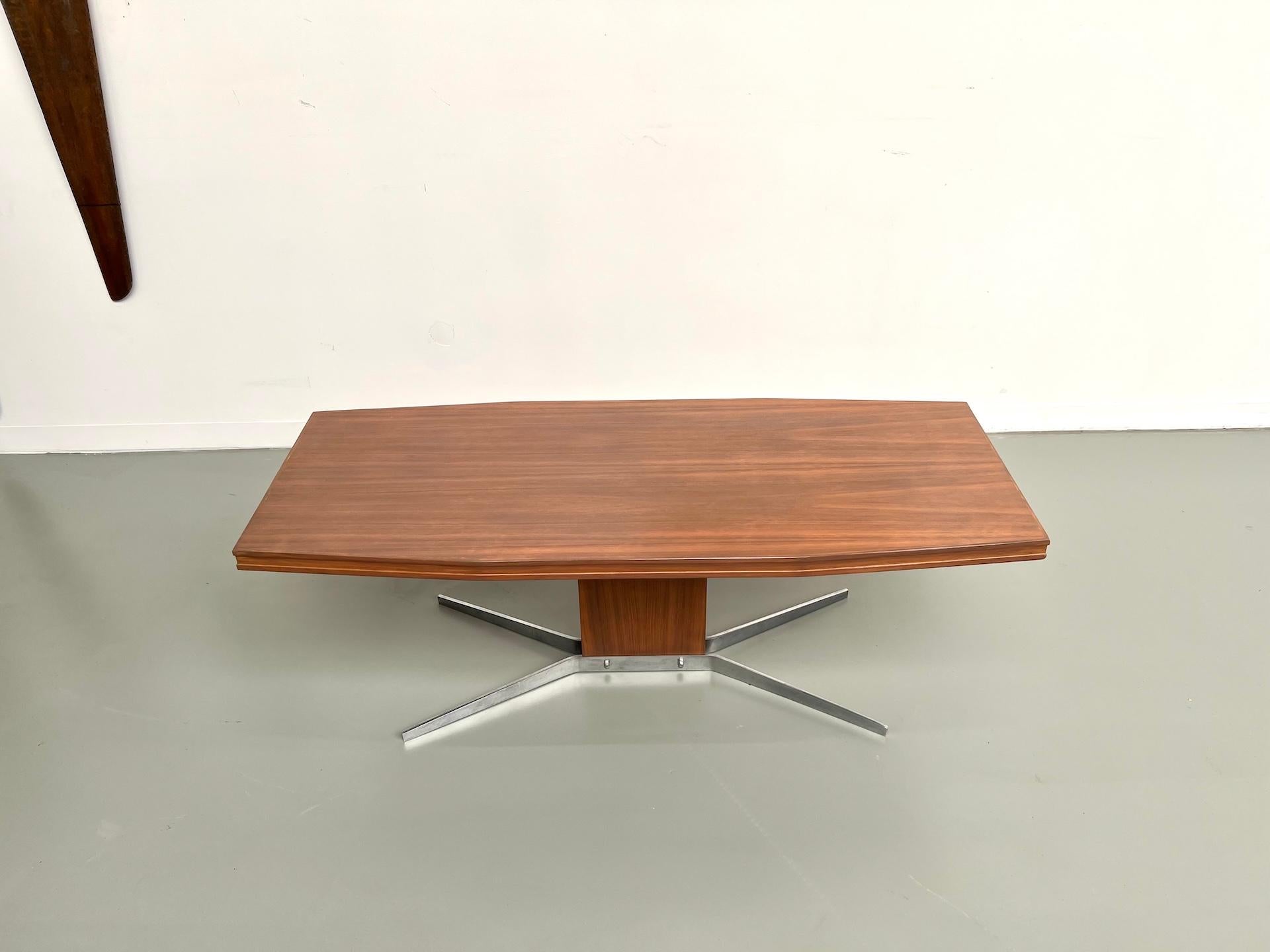 Maison Lecan presents this elegant modernist coffee table, reminiscent of the designs of Pierre Paulin and other iconic French designers from the 1960s-70s.

The sleek teak veneer top stands out for its beautiful natural grain and soft satin patina.