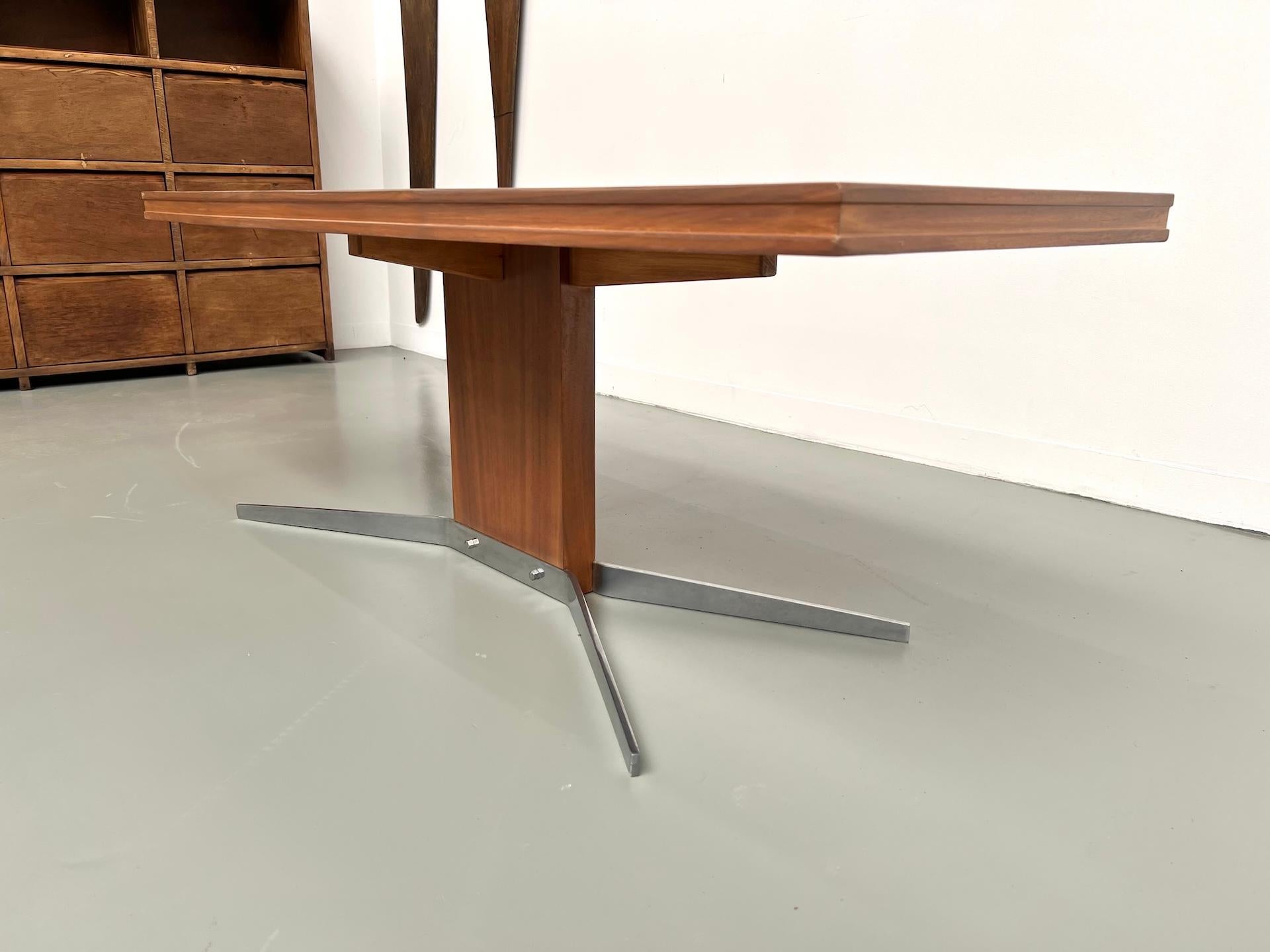 French modernist coffee table, circa 1960 For Sale 3