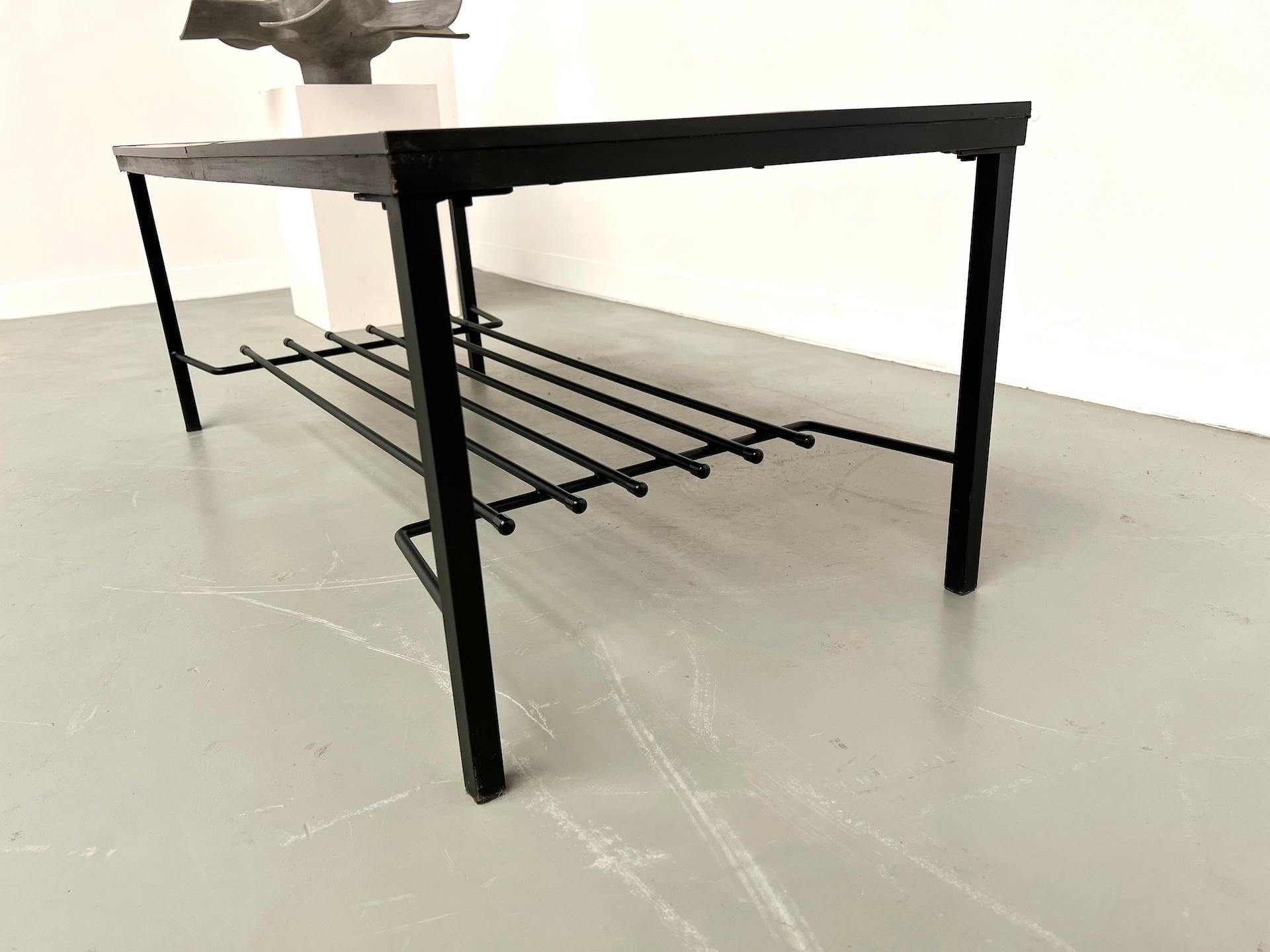 Table basse moderniste française des années 70 en vente 4