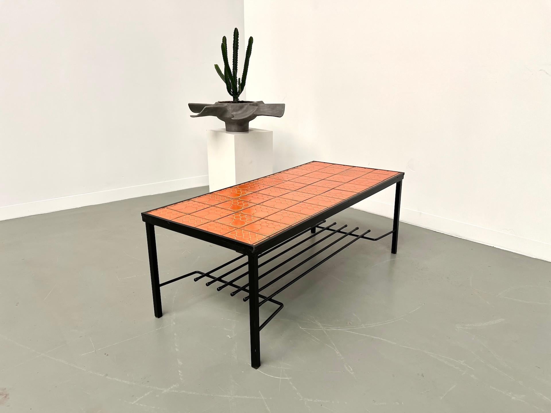 Table basse moderniste française des années 70 en vente 6