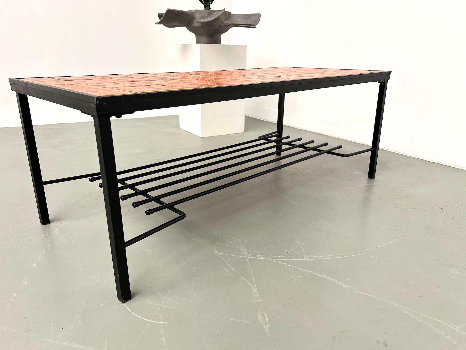 Table basse moderniste française des années 70 en vente 7