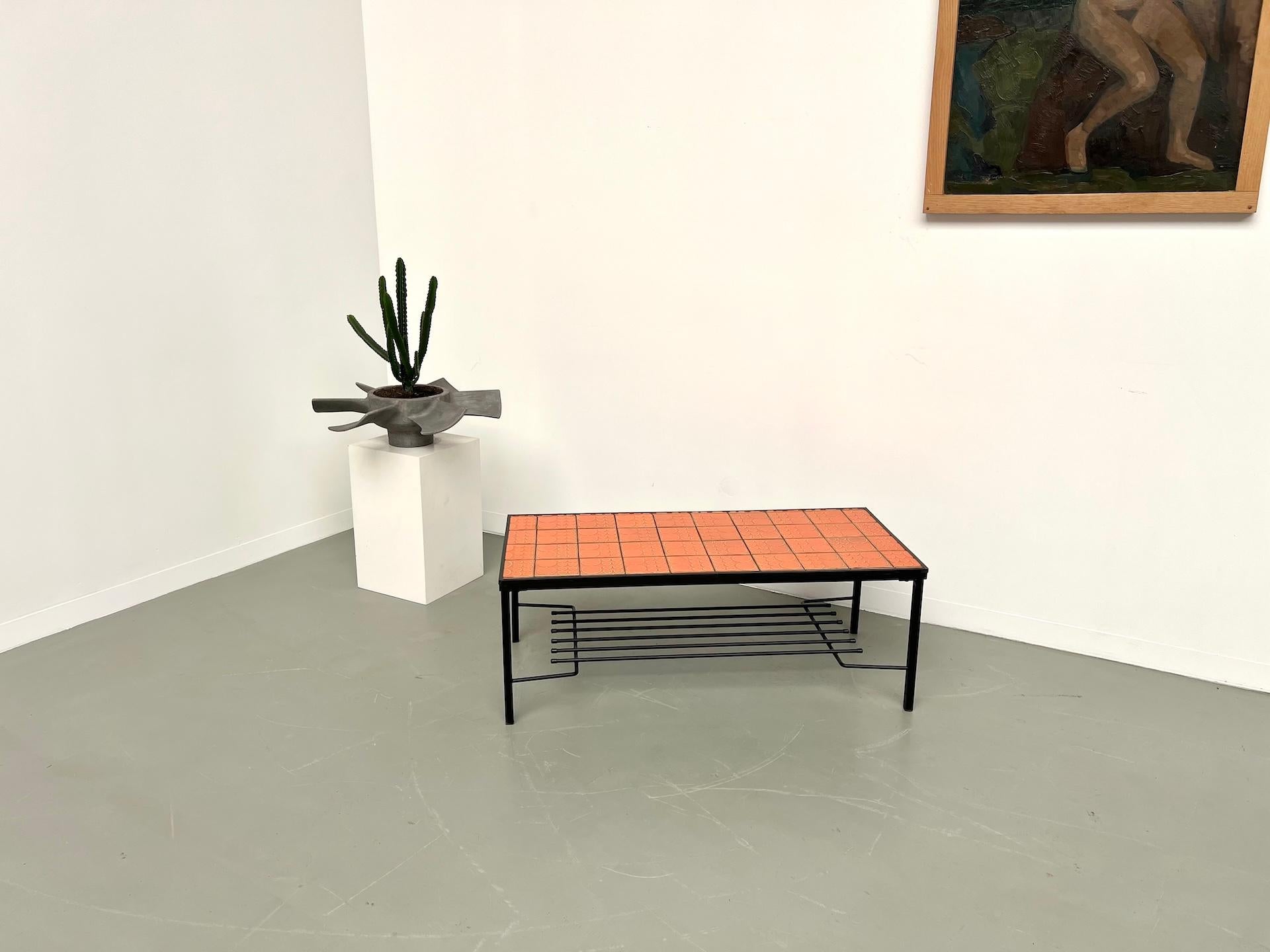 Table basse moderniste française des années 70 en vente 13