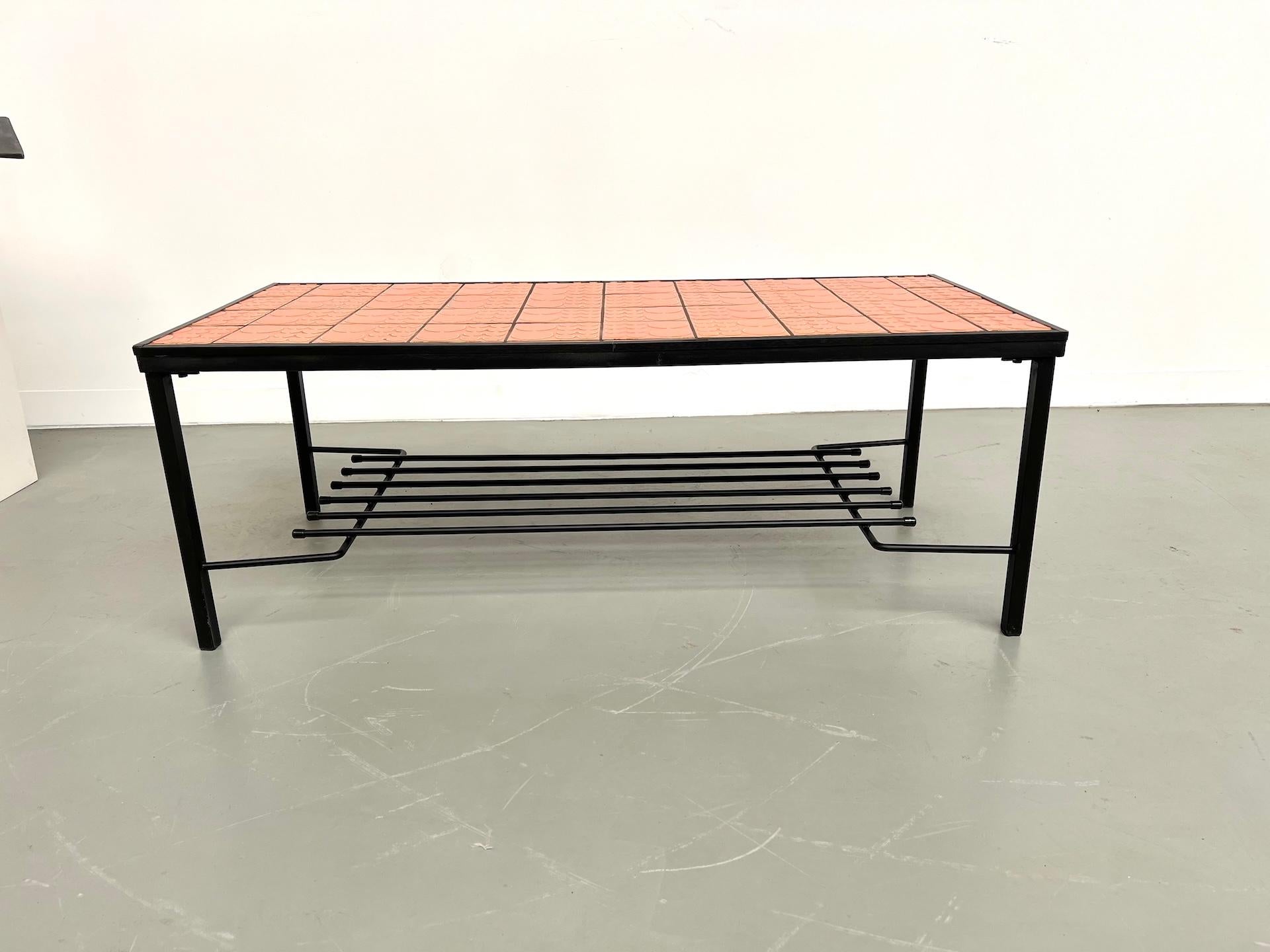 Céramique Table basse moderniste française des années 70 en vente
