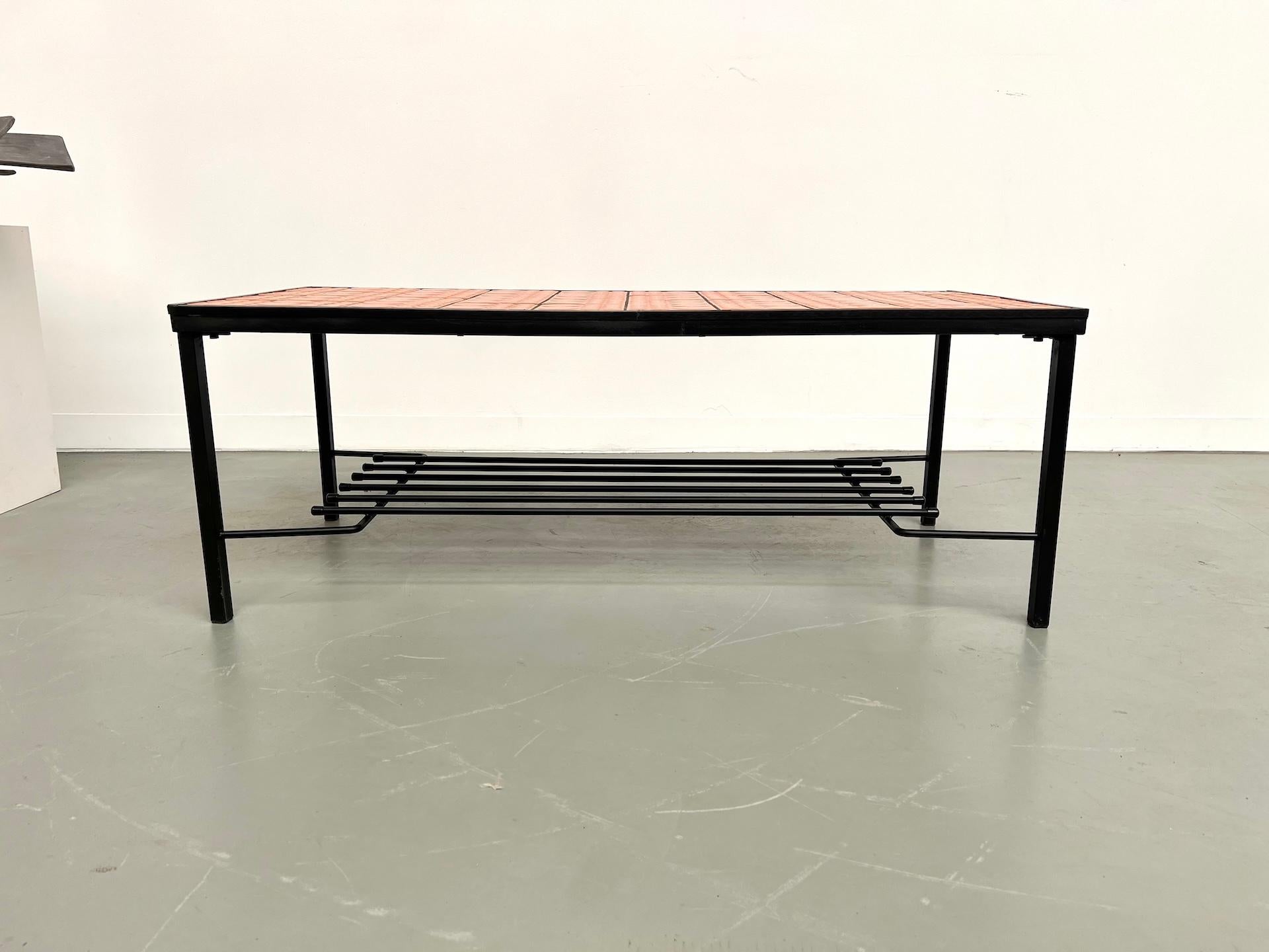Table basse moderniste française des années 70 en vente 1