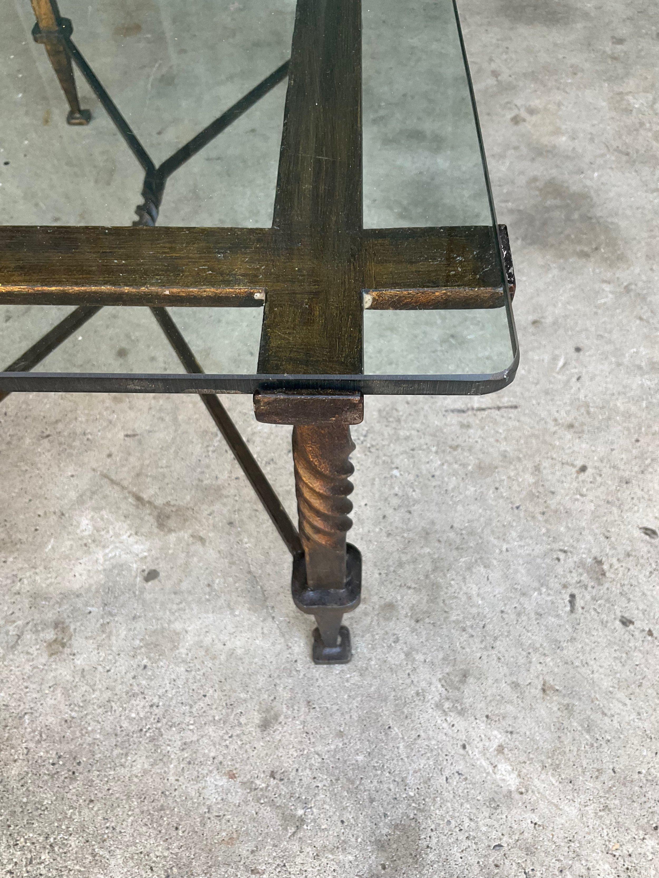 Table basse moderniste française avec base en fer torsadé en vente 4