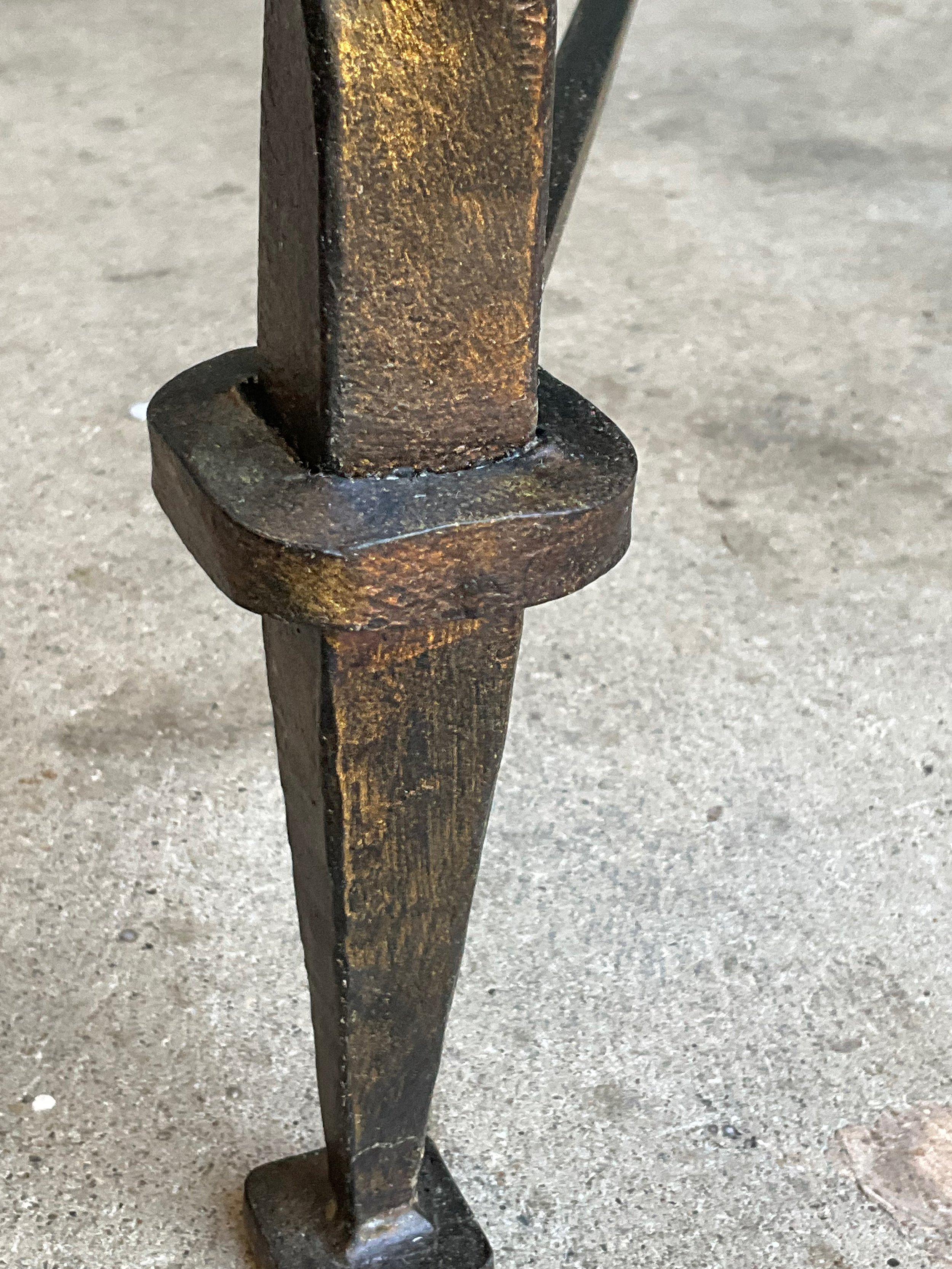 Table basse moderniste française avec base en fer torsadé en vente 6