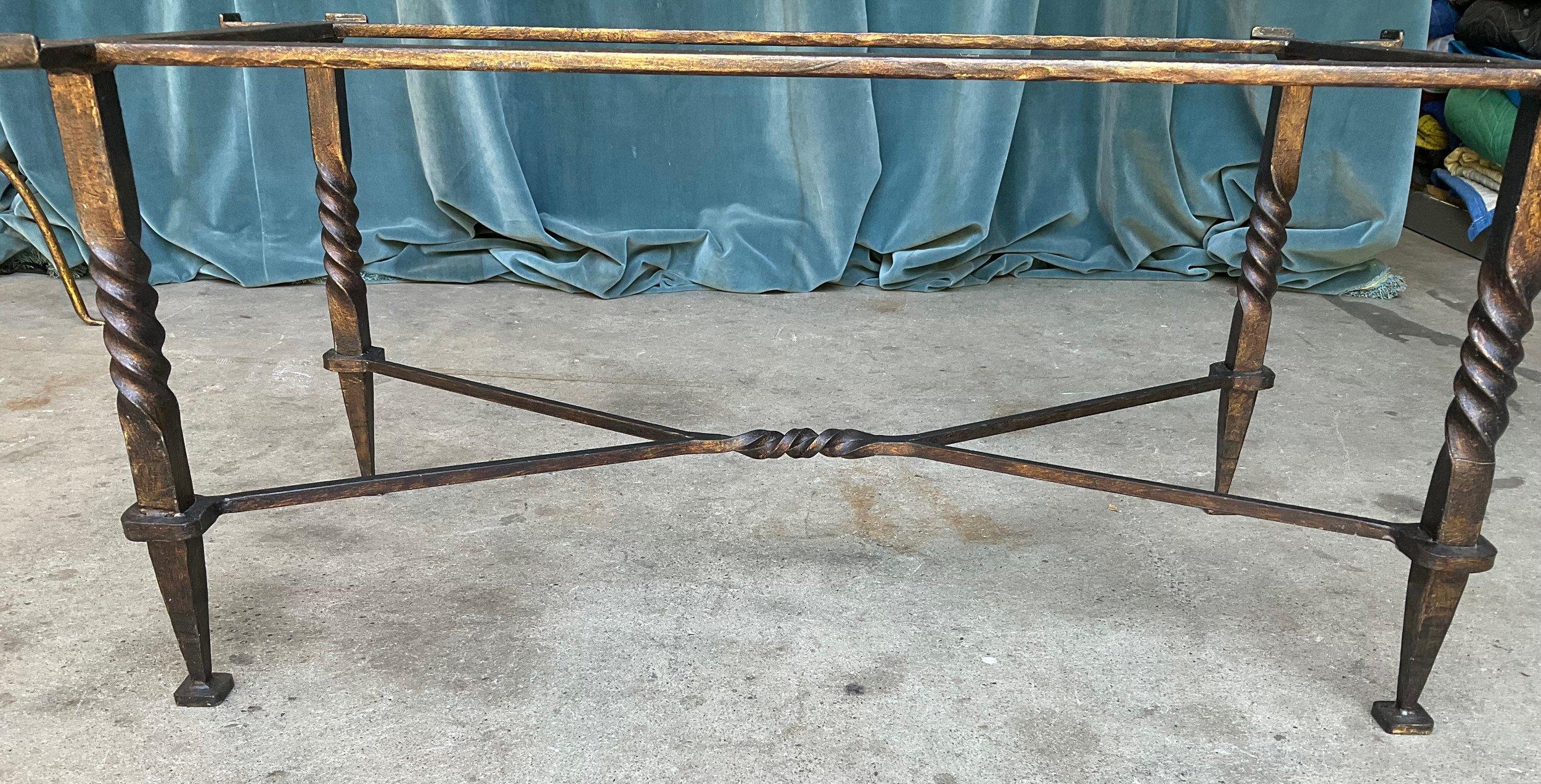 Verre Table basse moderniste française avec base en fer torsadé en vente