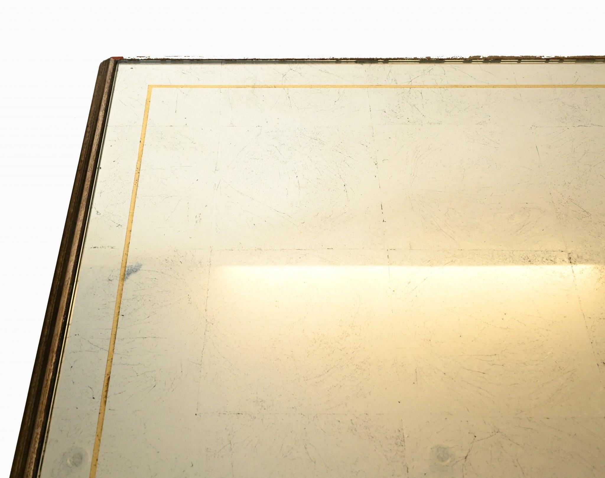 Magnifique table console française moderne du milieu du siècle dernier 
Circa 1950 sur cette pièce cool avec un dessus en verre miroir.
Acheté à un marchand du Marche Biron sur les marchés d'antiquités de Paris.
Visite sur rendez-vous - veuillez