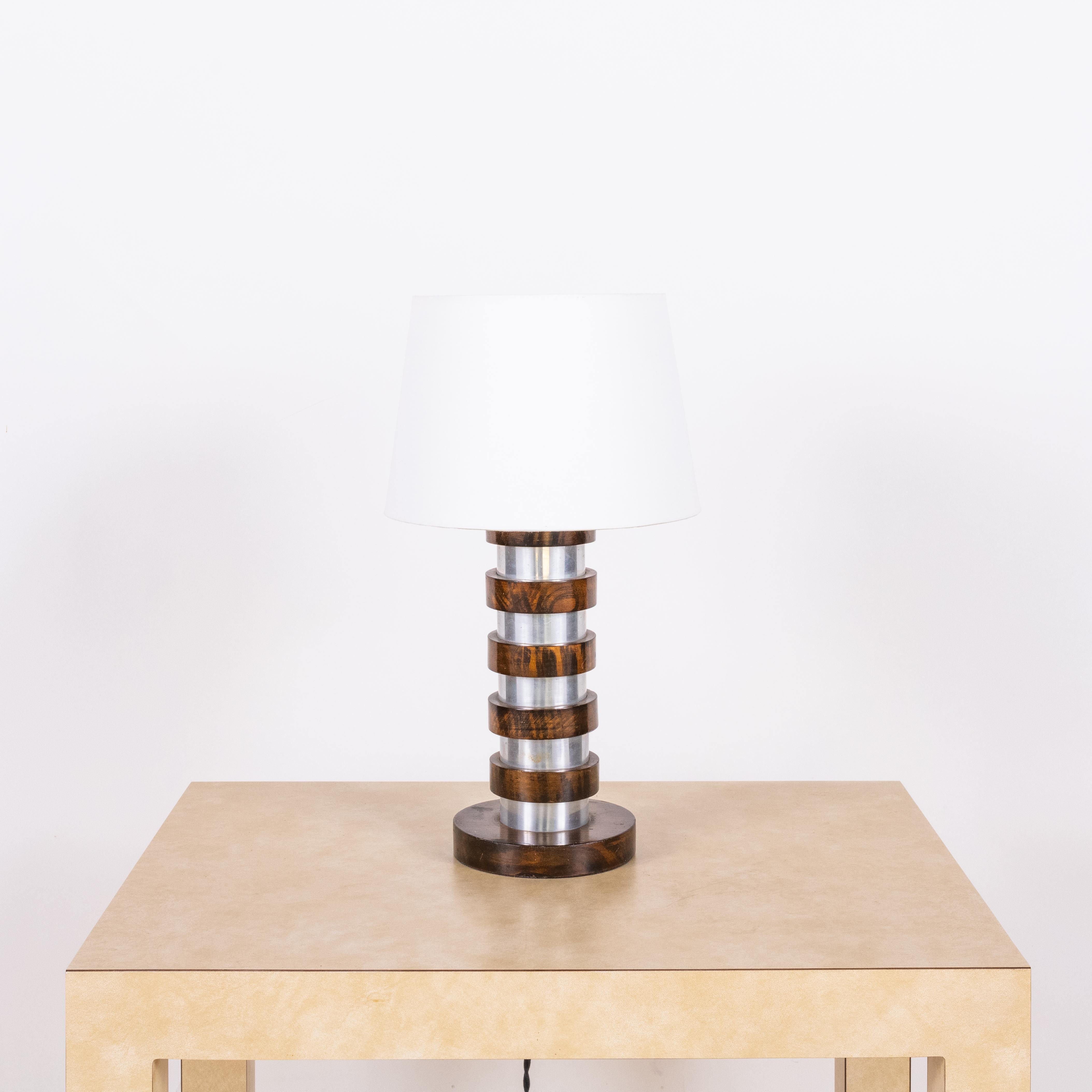 Lampe de bureau moderniste française chic avec abat-jour en parchemin.

Les dimensions indiquées (10 po de diamètre x 18 po de hauteur) sont les dimensions totales de la base de la lampe et de l'abat-jour. La base mesure 11 pouces de haut et