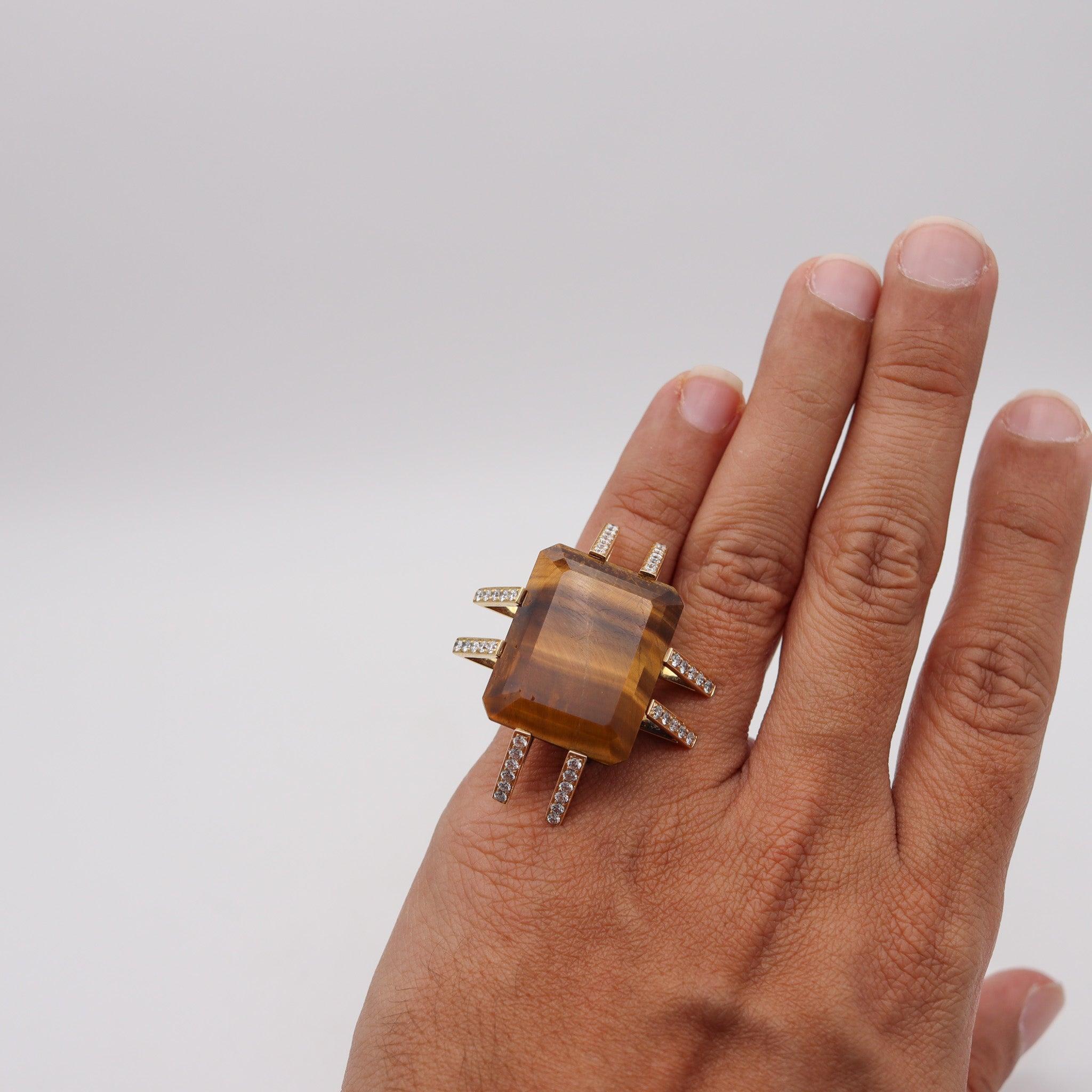 Anello geometrico modernista francese in oro 18Kt con 52,40 carati di diamanti e occhio di tigre in vendita 4