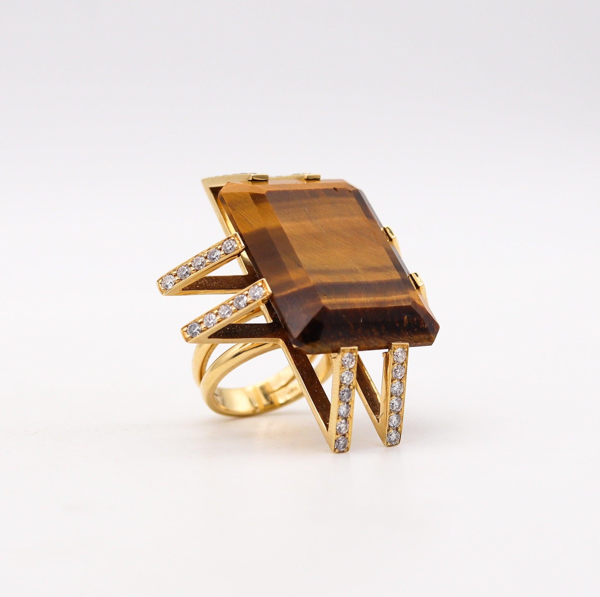 Modernista Anello geometrico modernista francese in oro 18Kt con 52,40 carati di diamanti e occhio di tigre in vendita