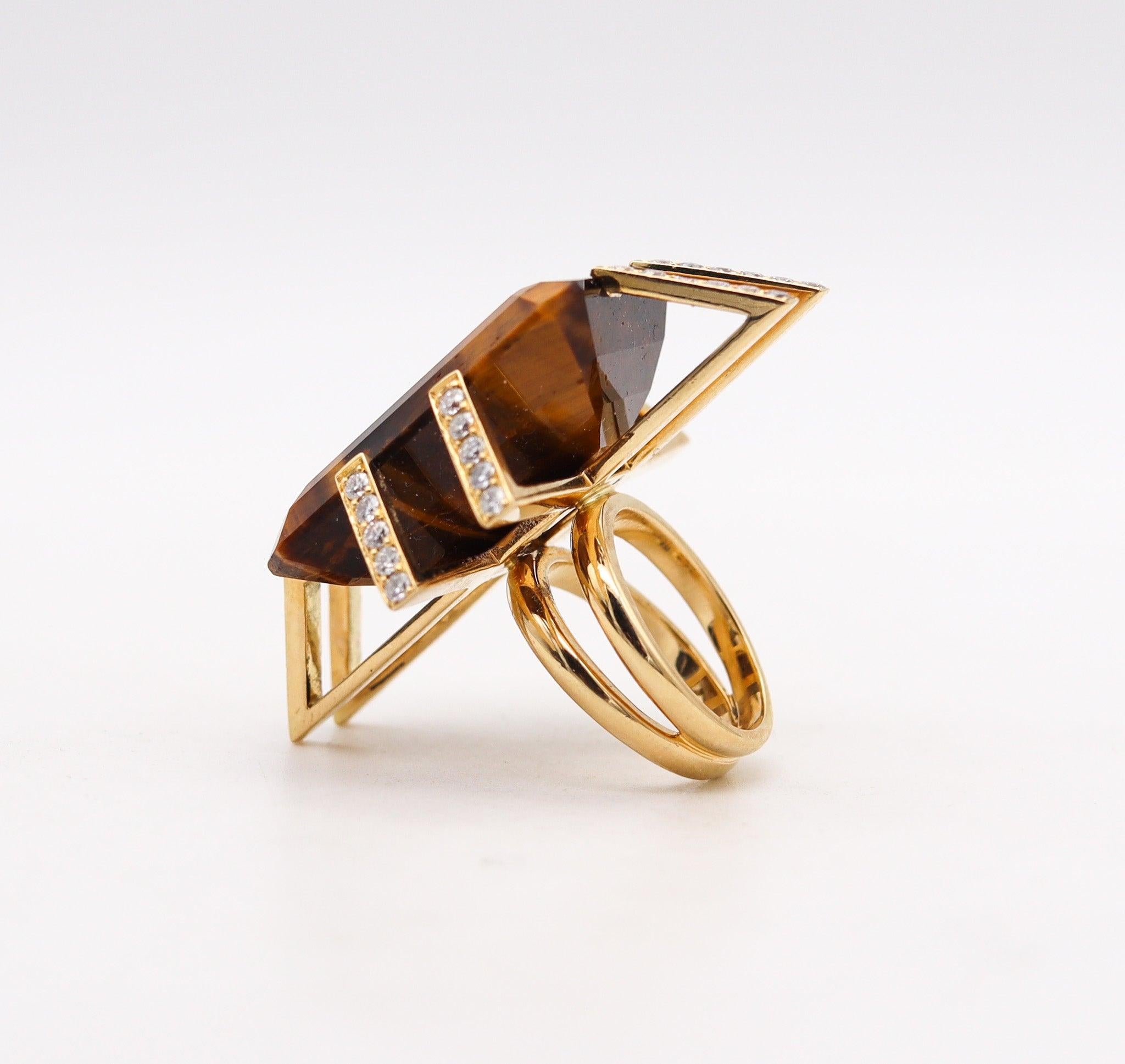 Taglio brillante Anello geometrico modernista francese in oro 18Kt con 52,40 carati di diamanti e occhio di tigre in vendita
