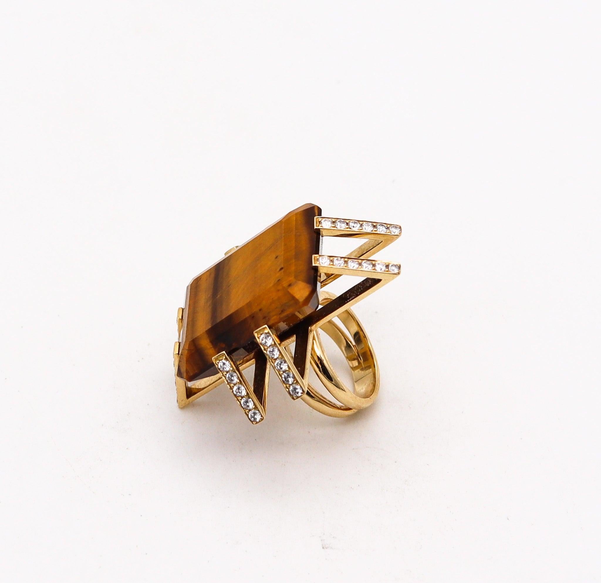 Anello geometrico modernista francese in oro 18Kt con 52,40 carati di diamanti e occhio di tigre In condizioni ottime in vendita a Miami, FL