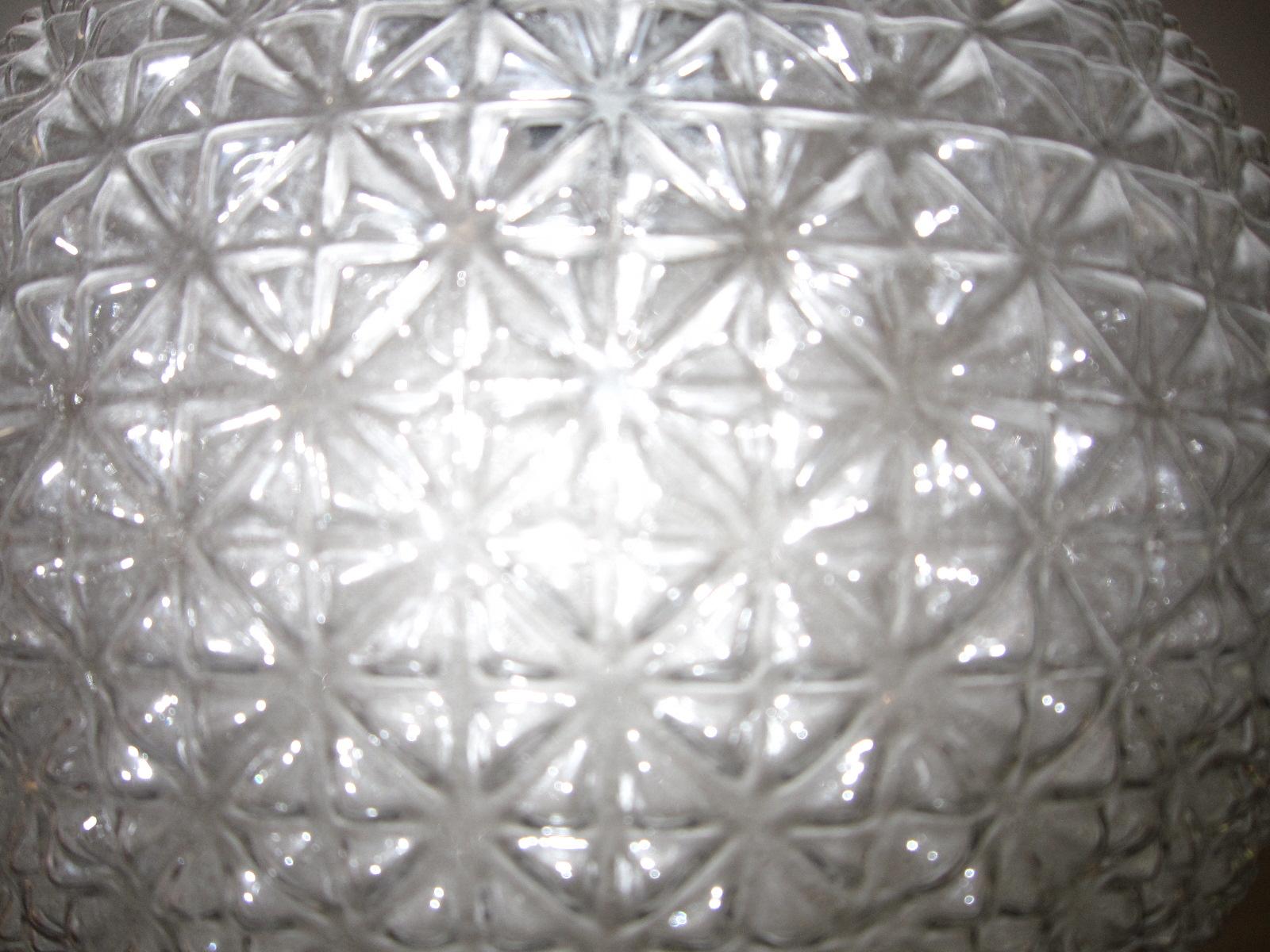 Lampadari francesi modernisti a forma di globo di vetro uno due o tre in vendita 1