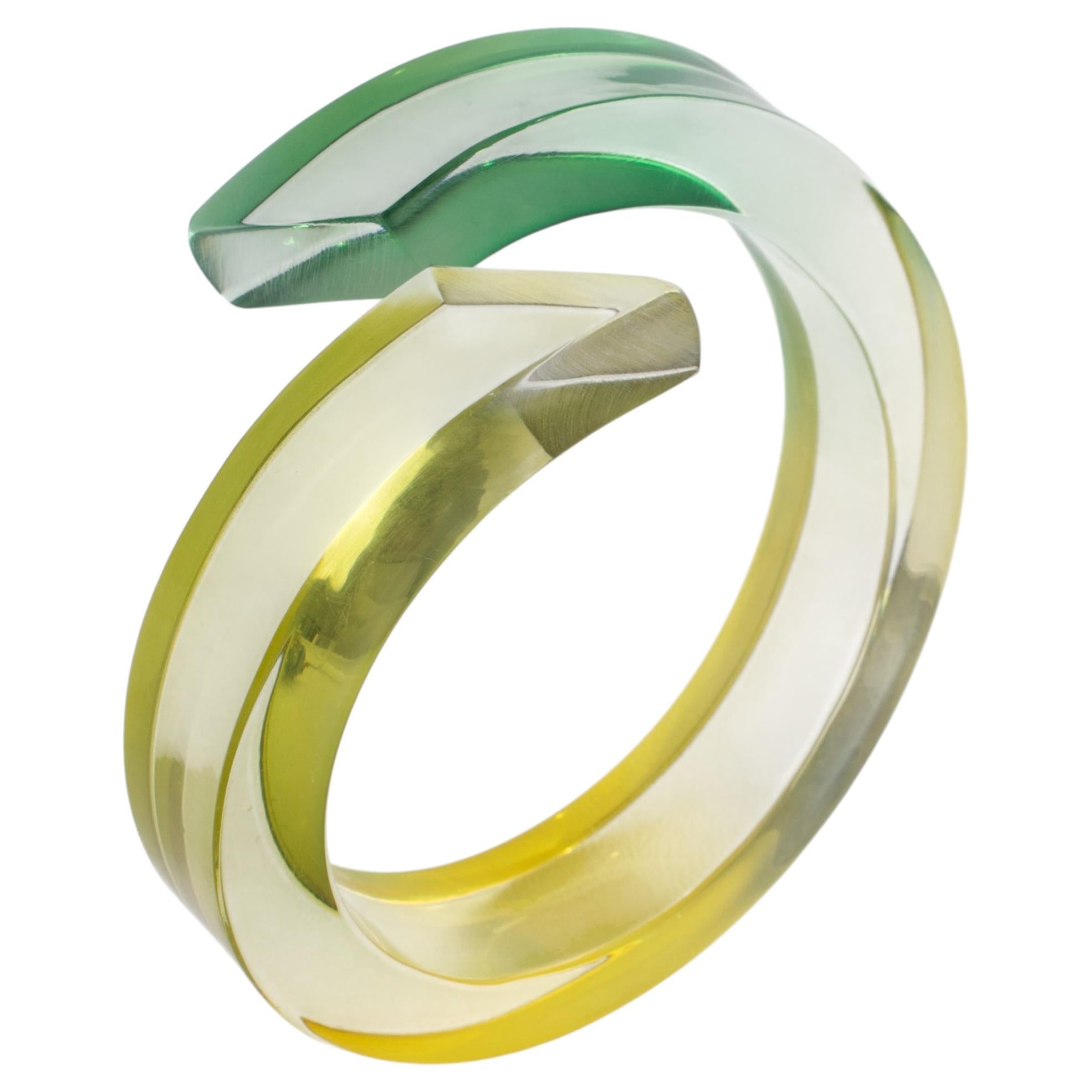 Pulsera de brazalete de bypass de lucita verde y amarilla modernista francesa en venta