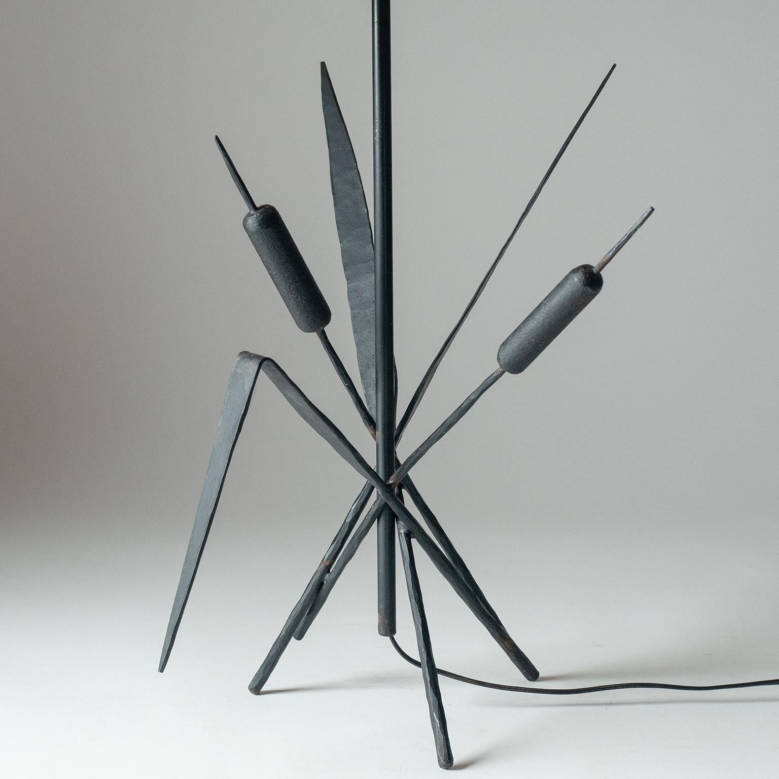 Französische modernistische Eisen-Tischlampe, 1960er Jahre (Raffiabast) im Angebot