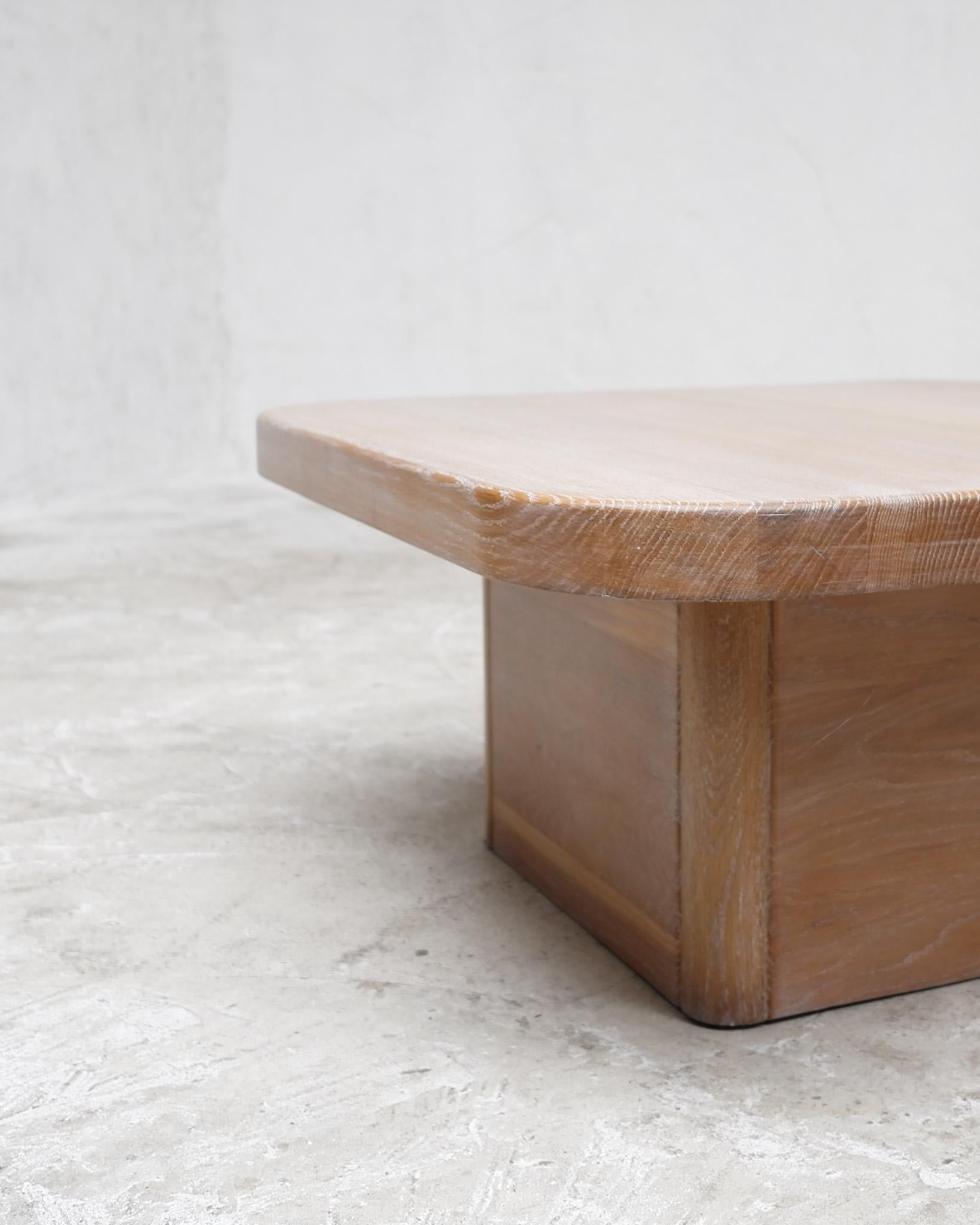 Cérusé Table basse moderniste en chêne chaulé en vente