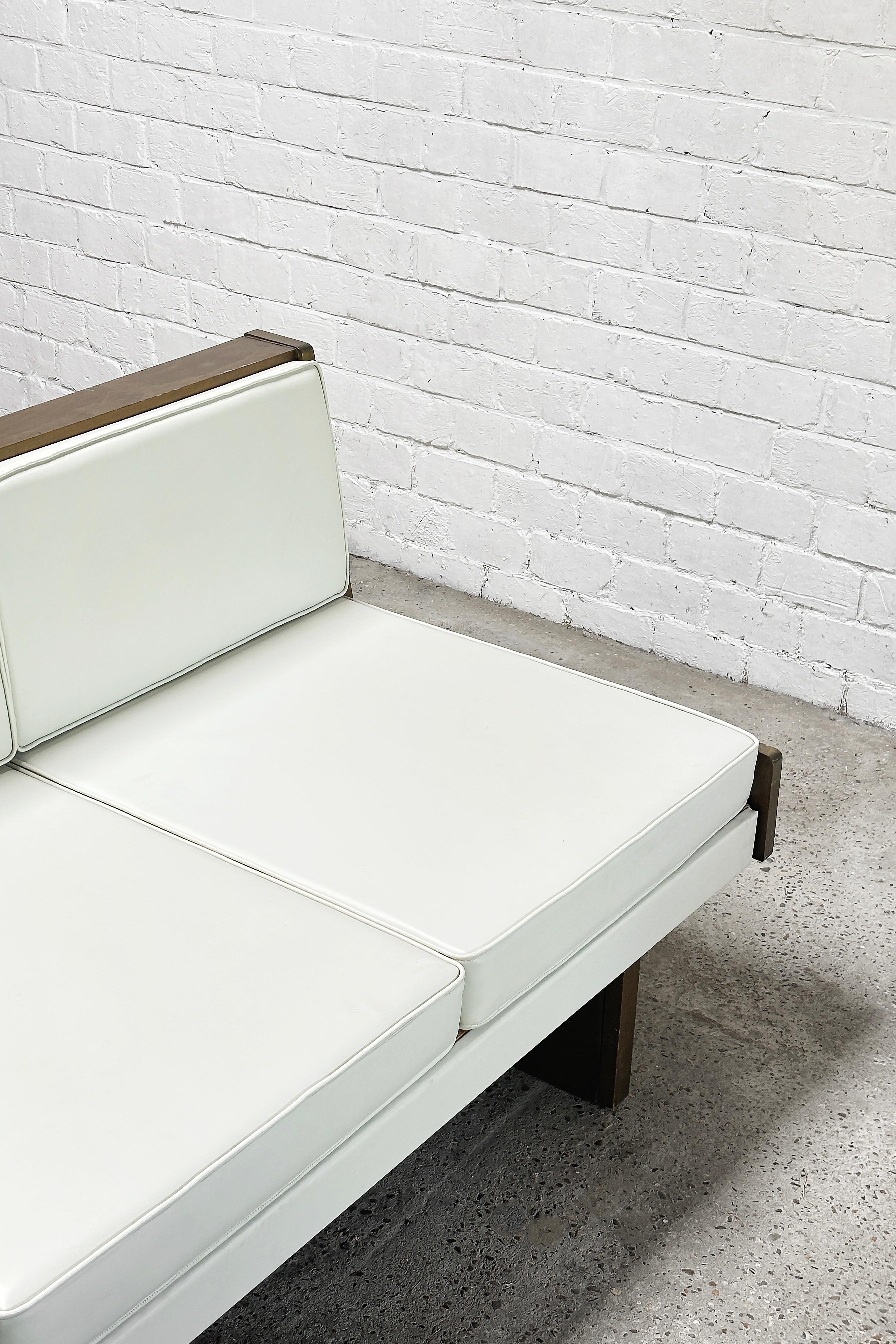 French Modernist Living Room Sofa Set In White Leather, 1950's For Sale 7
