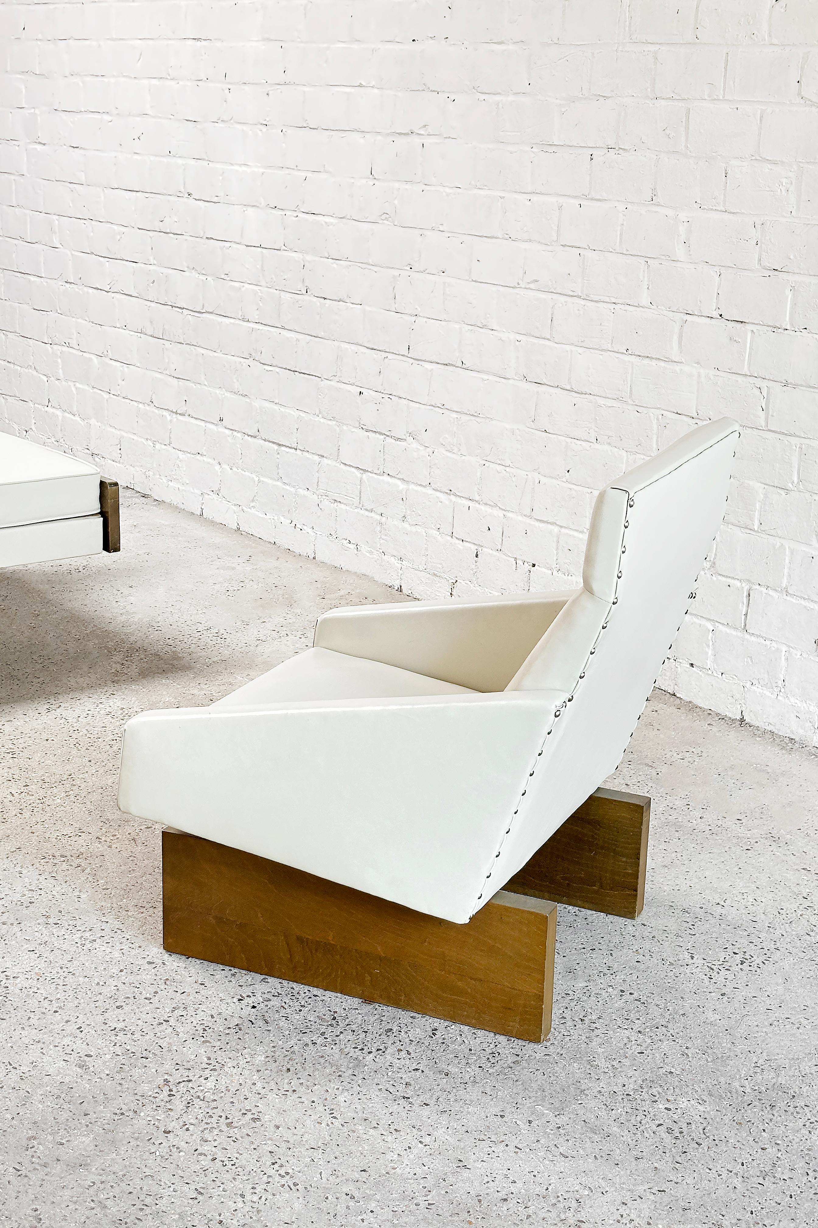 French Modernist Living Room Sofa Set In White Leather, 1950's For Sale 8
