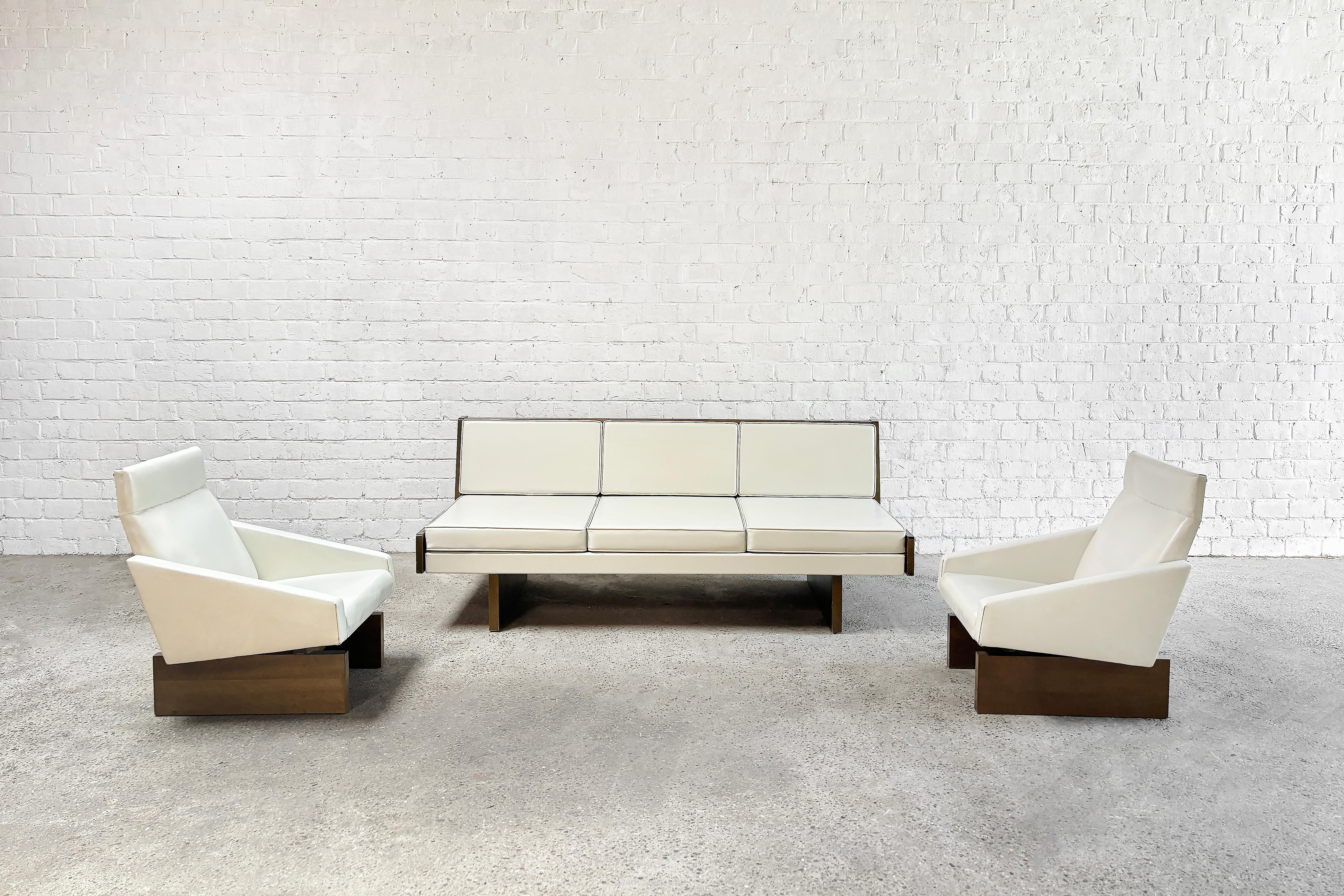 French Modernist Living Room Sofa Set In White Leather, 1950's In Good Condition For Sale In Antwerp, Antwerp