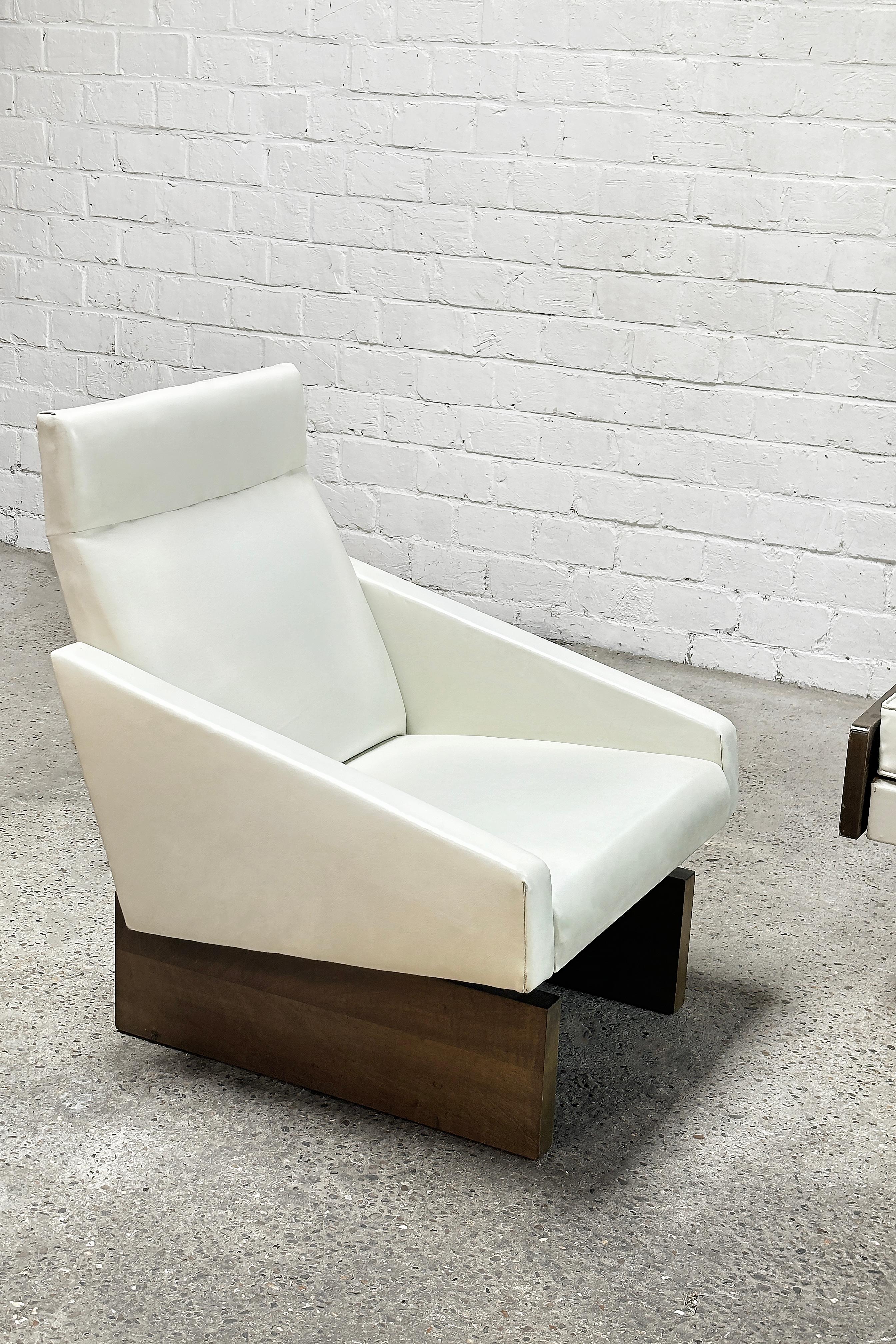 French Modernist Living Room Sofa Set In White Leather, 1950's For Sale 1