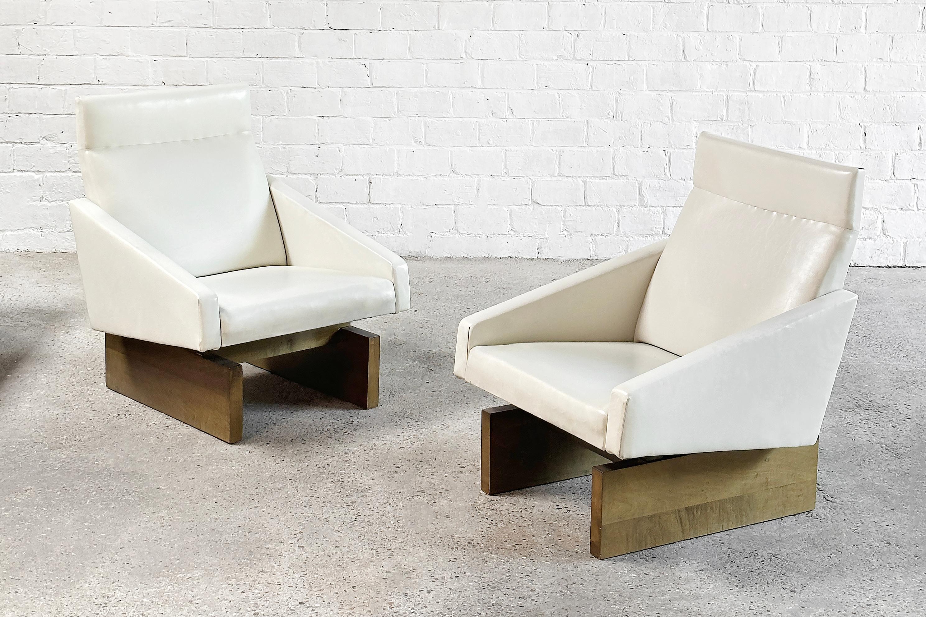 French Modernist Living Room Sofa Set In White Leather, 1950's For Sale 4
