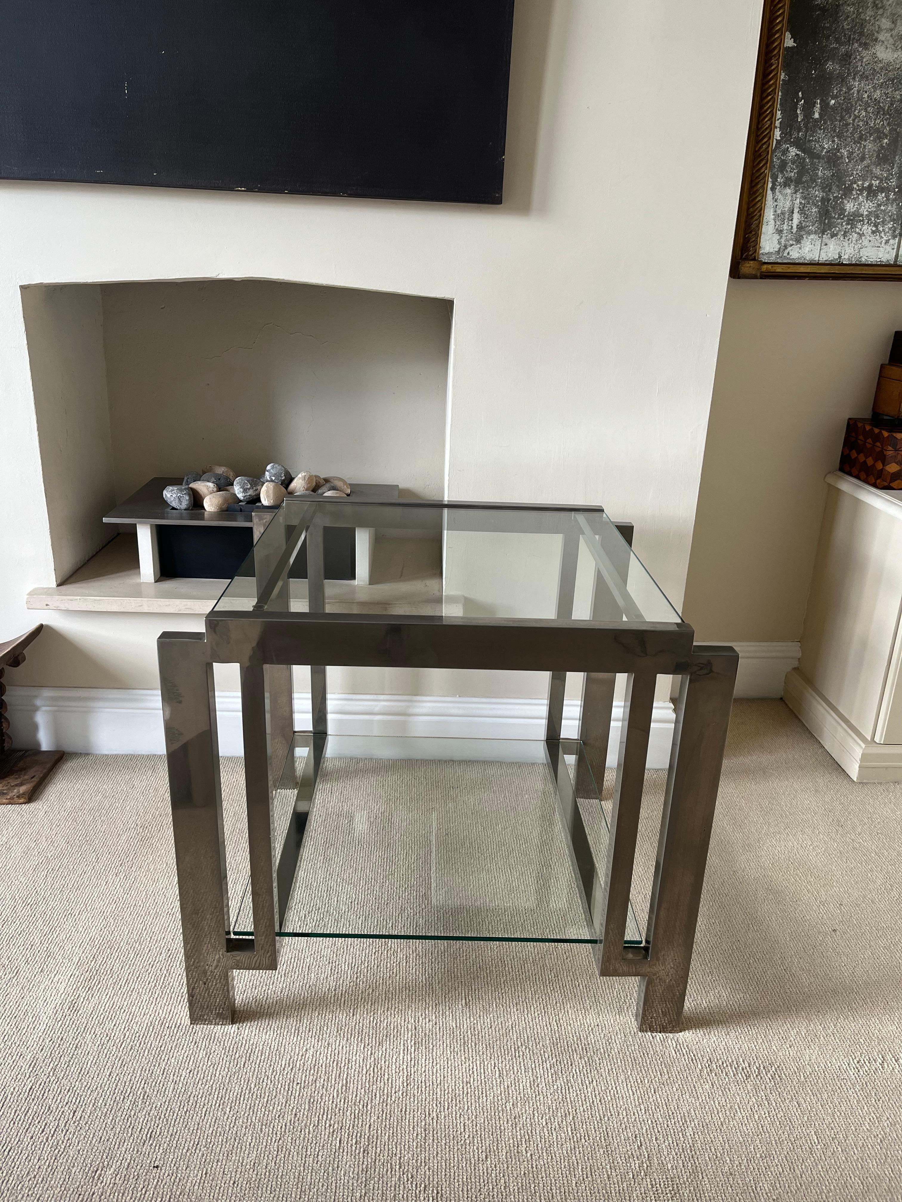 Une très élégante table d'appoint/cocktail à deux niveaux en verre et en nickel. Verre remplacé.
