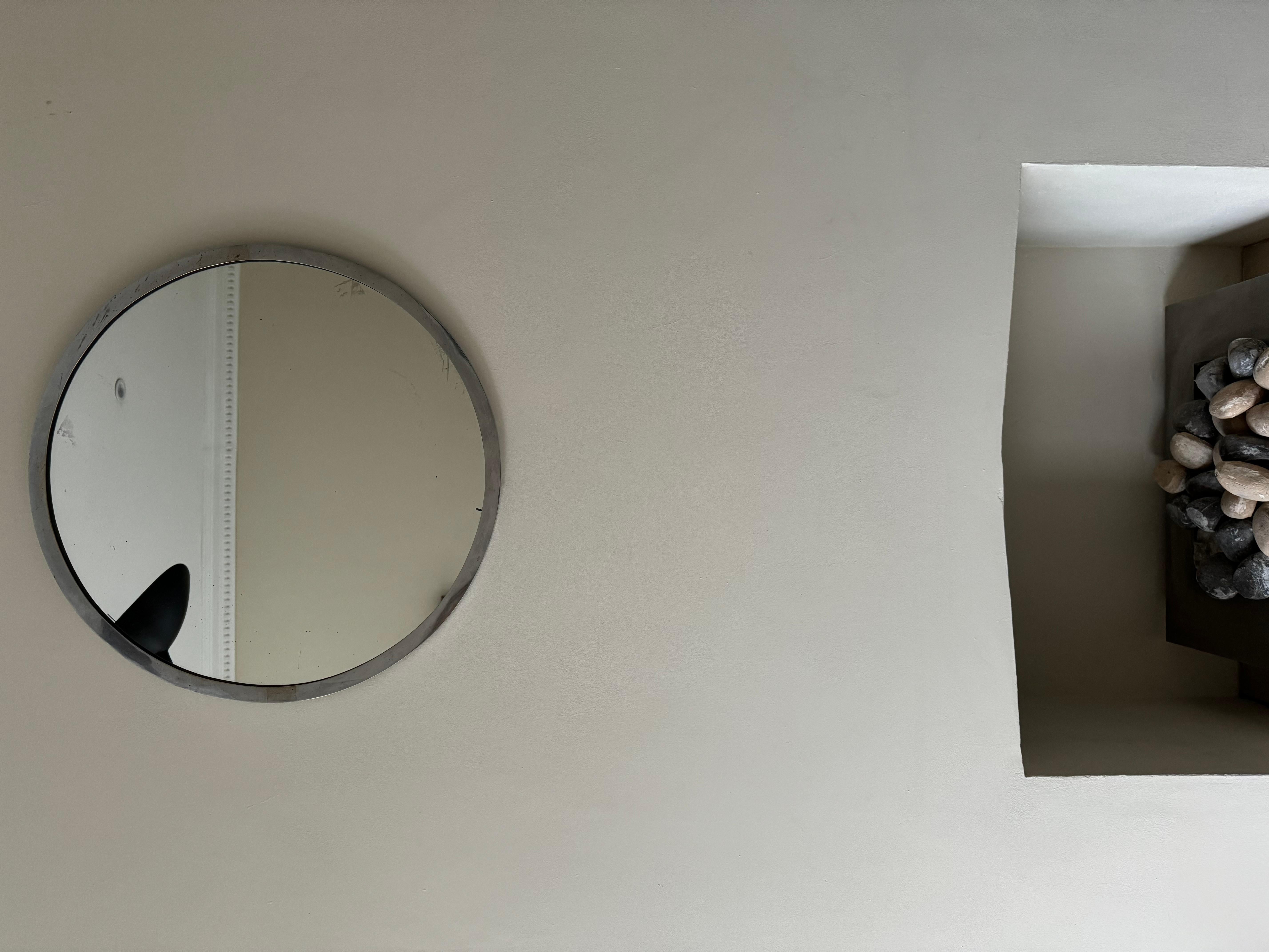 Specchio rotondo modernista francese in nichel e ottone in vendita 2