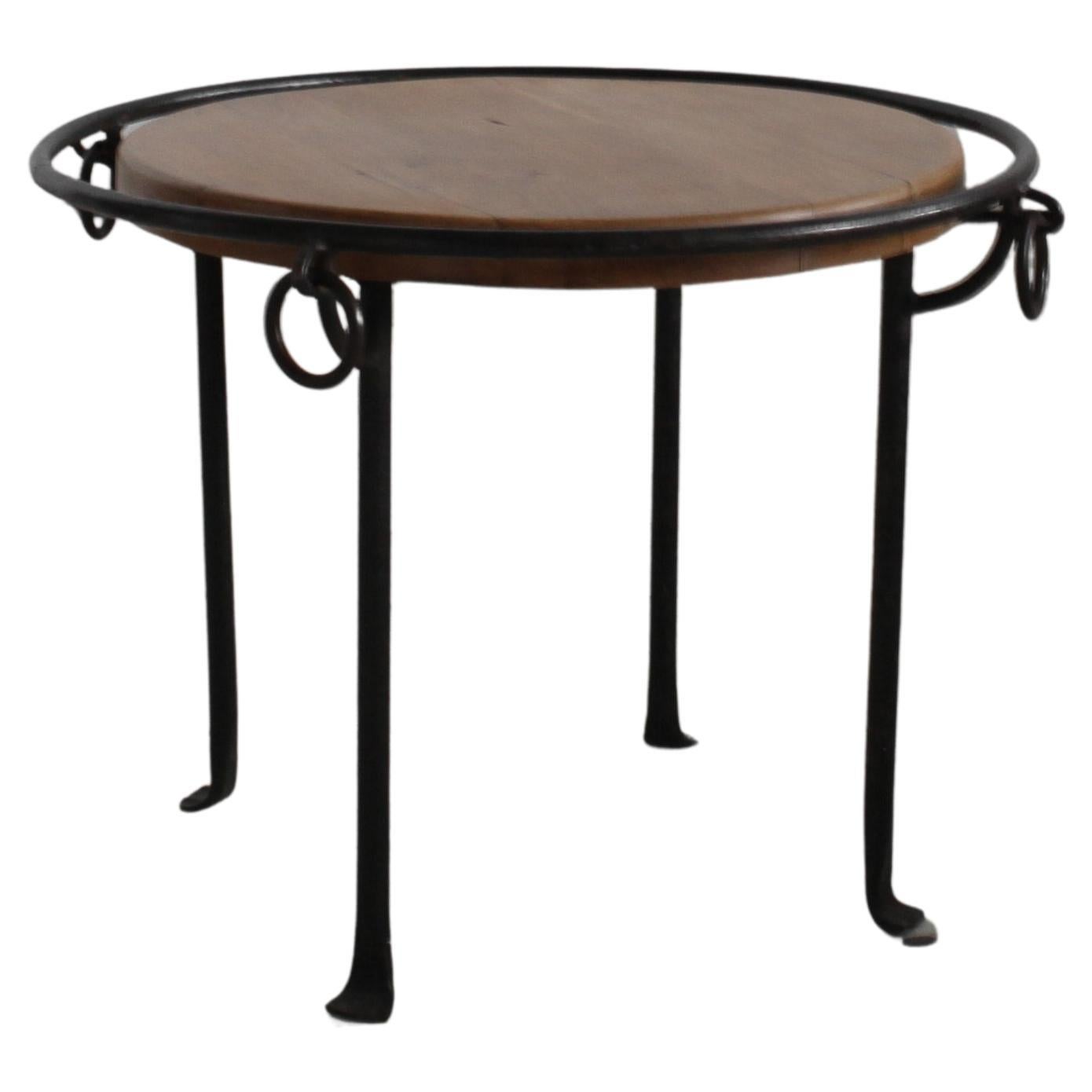 Table basse moderniste française en chêne et fer  en vente