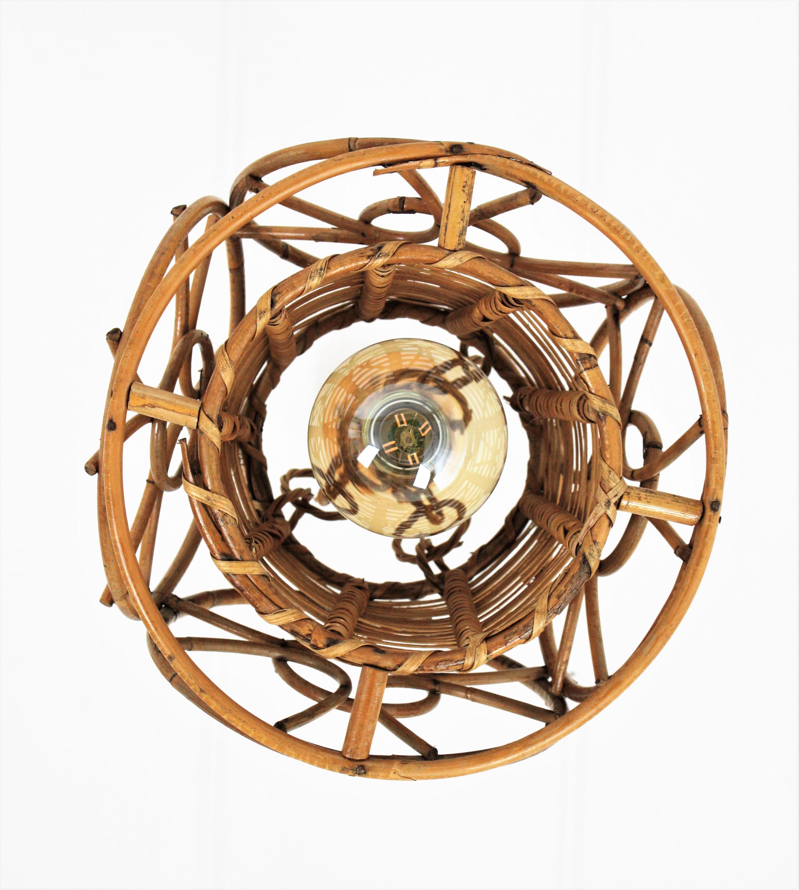 Lampada a sospensione conica in rattan francese di stile modernista con dettaglio a cerchi in vendita 4