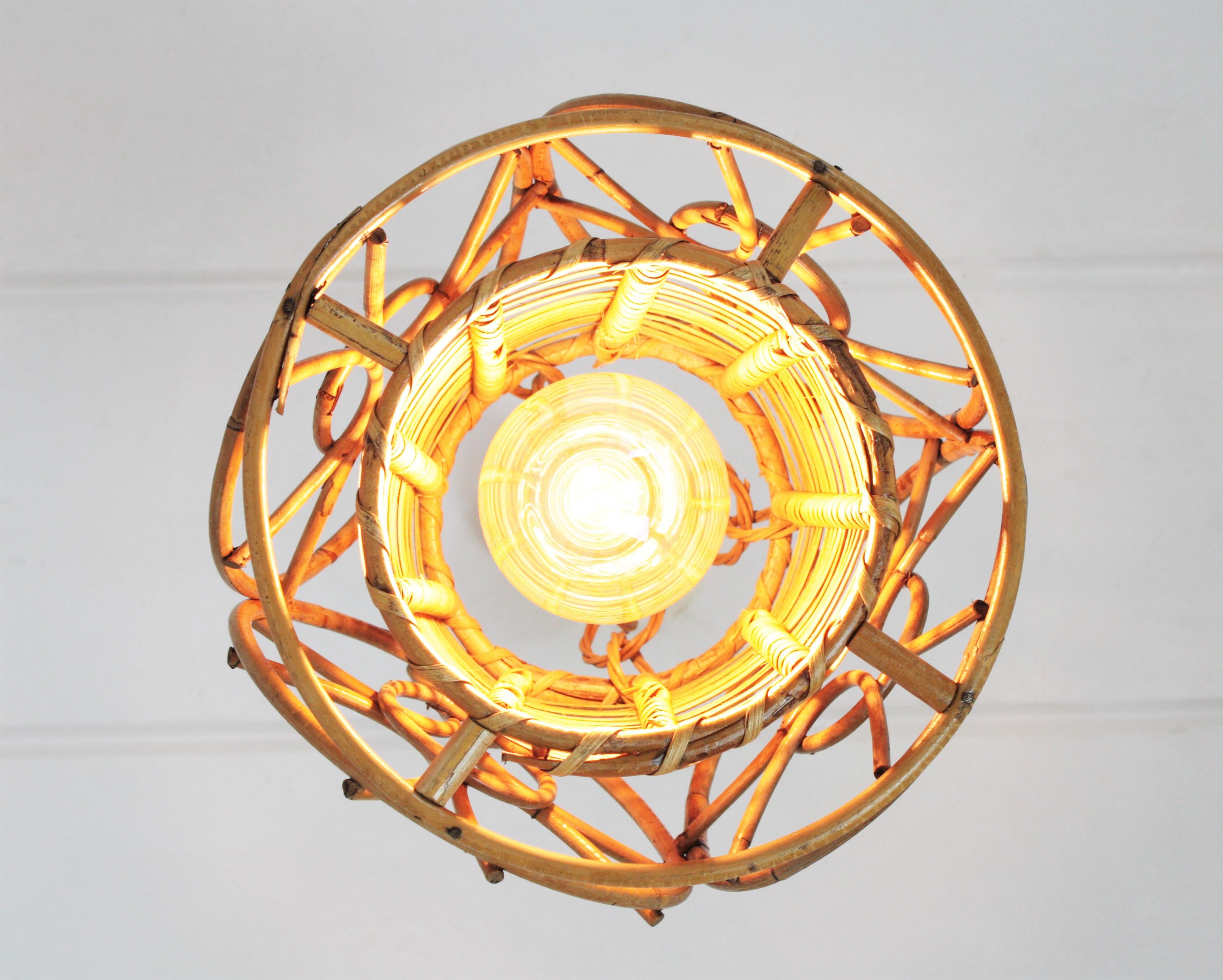 Lampada a sospensione conica in rattan francese di stile modernista con dettaglio a cerchi in vendita 5