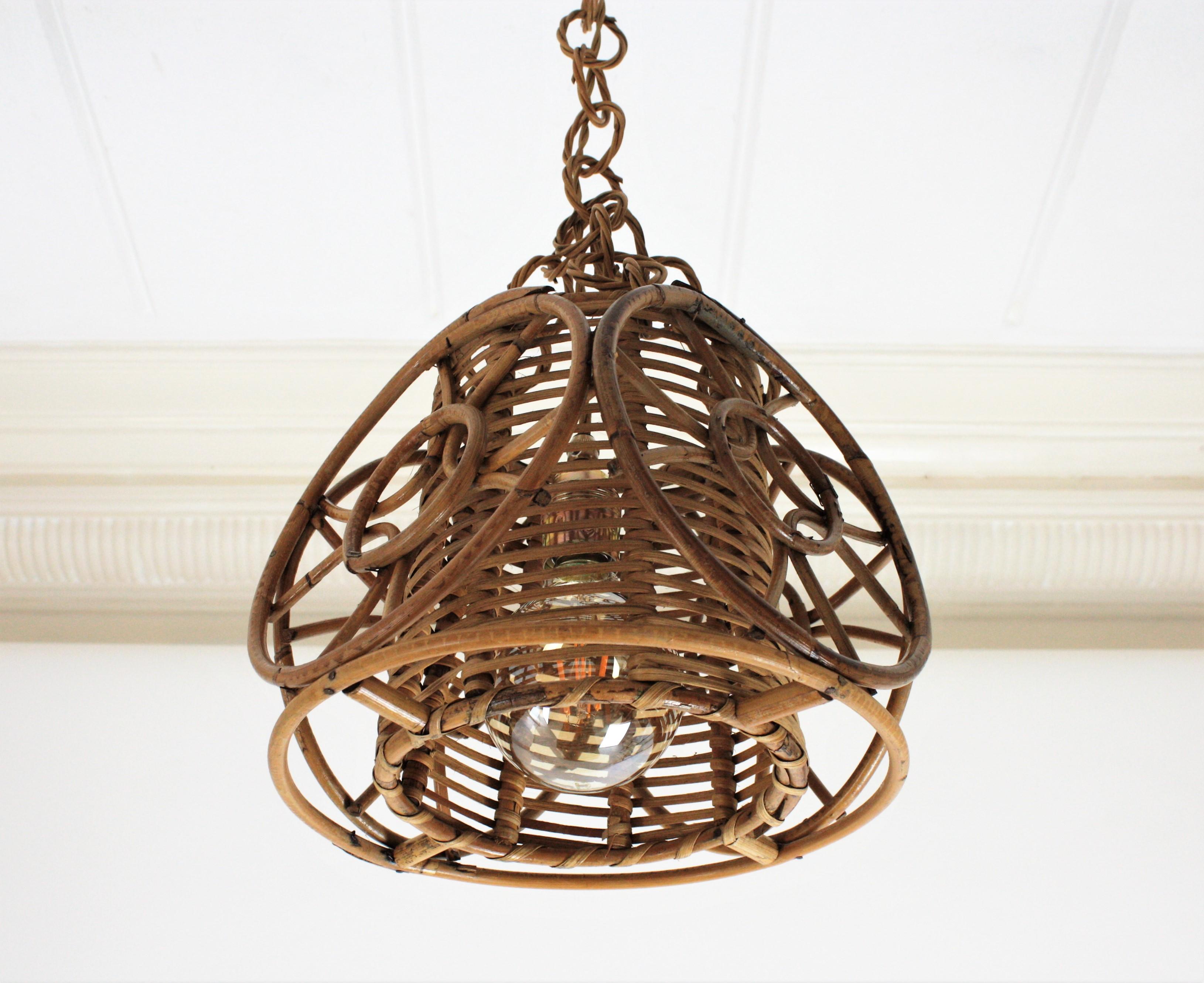 Lampada a sospensione conica in rattan francese di stile modernista con dettaglio a cerchi in vendita 6