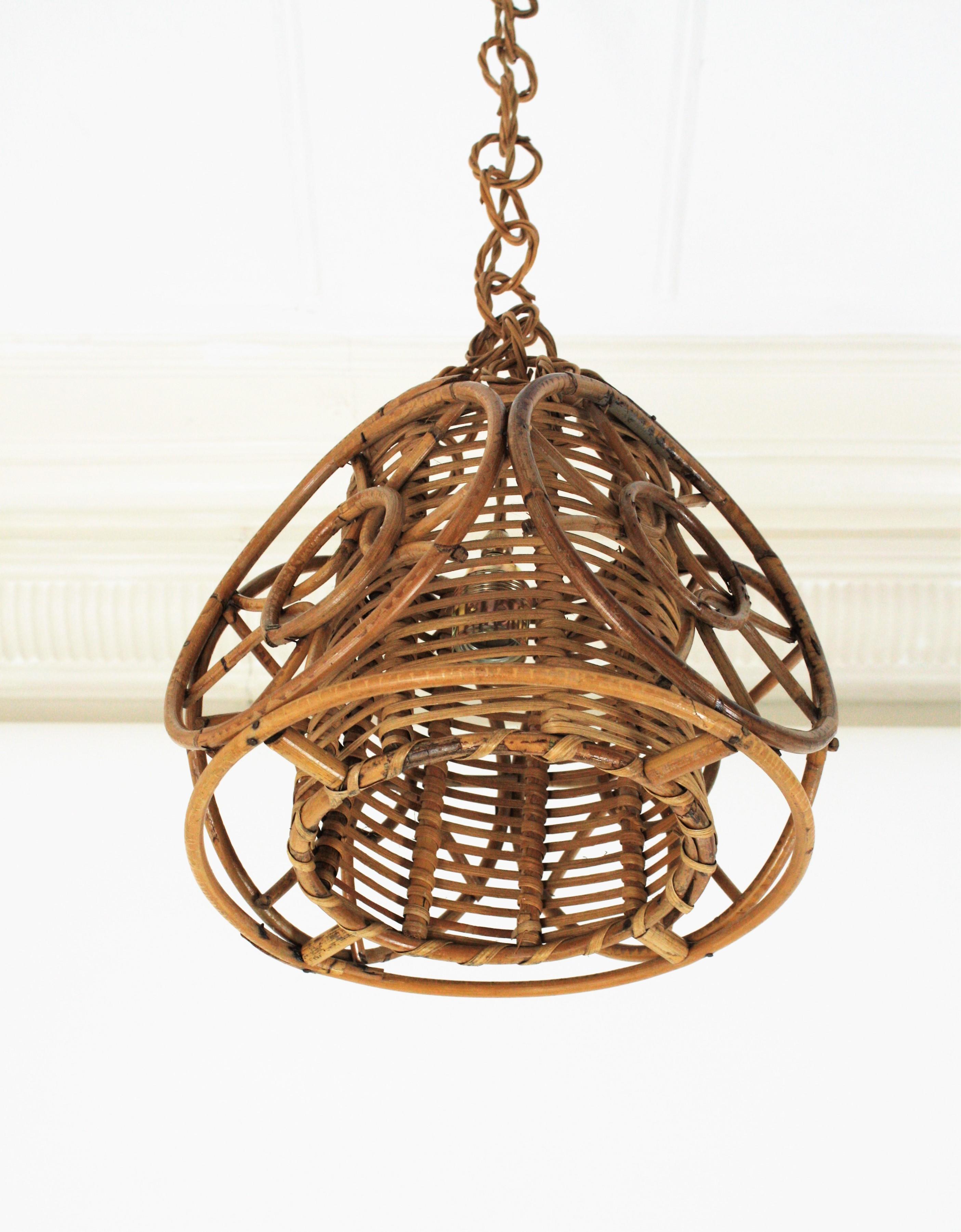 Lampada a sospensione conica in rattan francese di stile modernista con dettaglio a cerchi in vendita 8