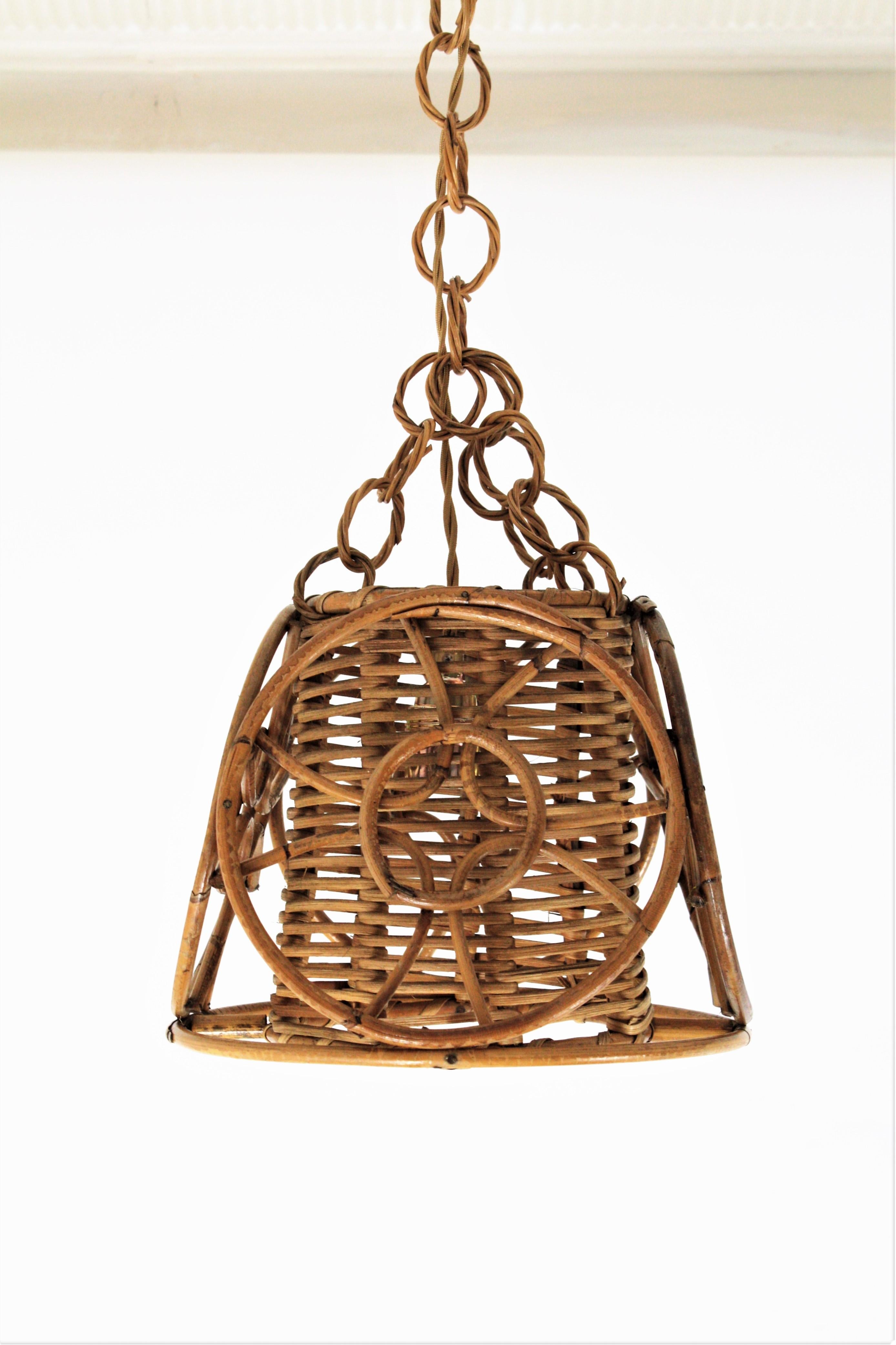 Mid-Century moderno Lampada a sospensione conica in rattan francese di stile modernista con dettaglio a cerchi in vendita