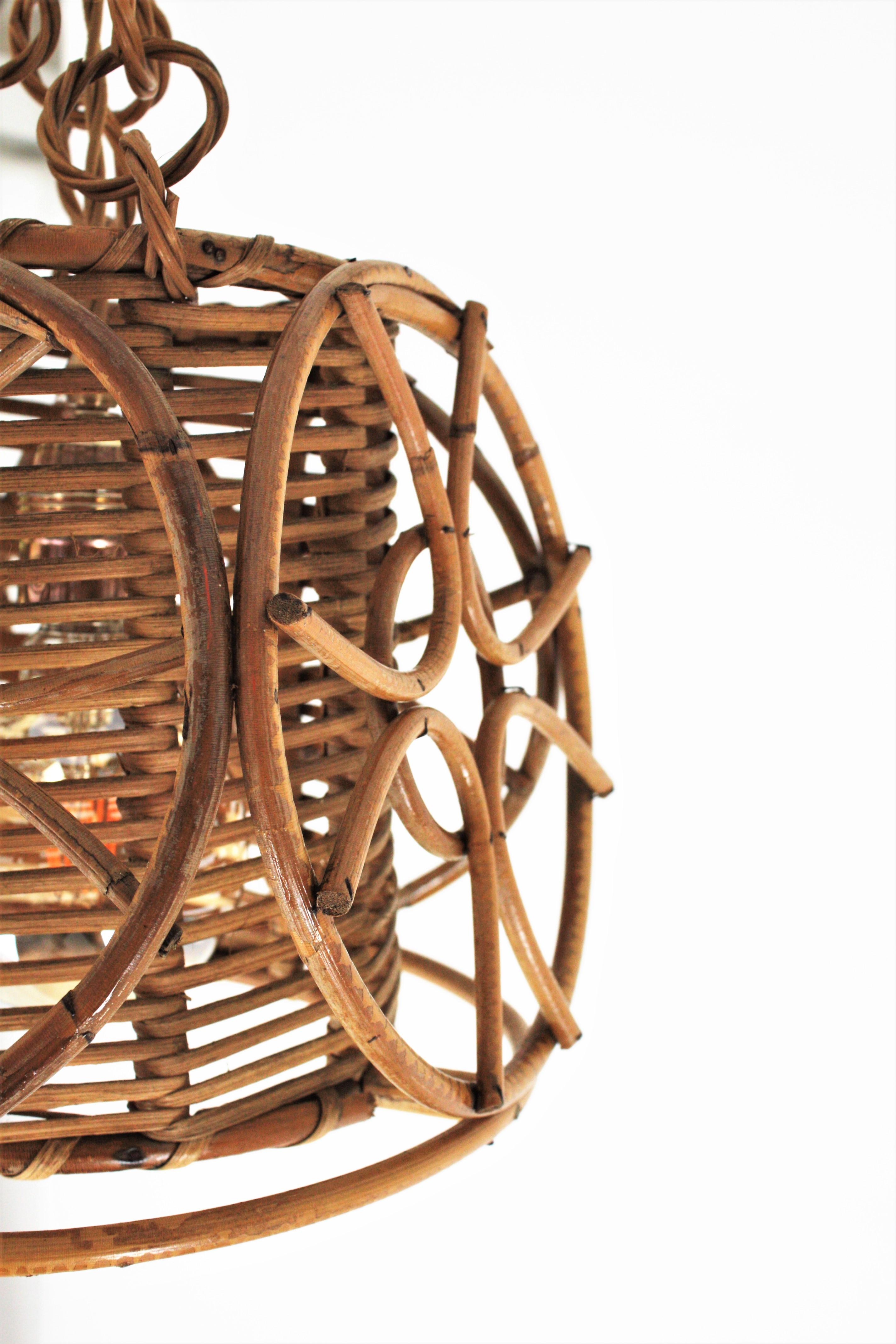 Fatto a mano Lampada a sospensione conica in rattan francese di stile modernista con dettaglio a cerchi in vendita