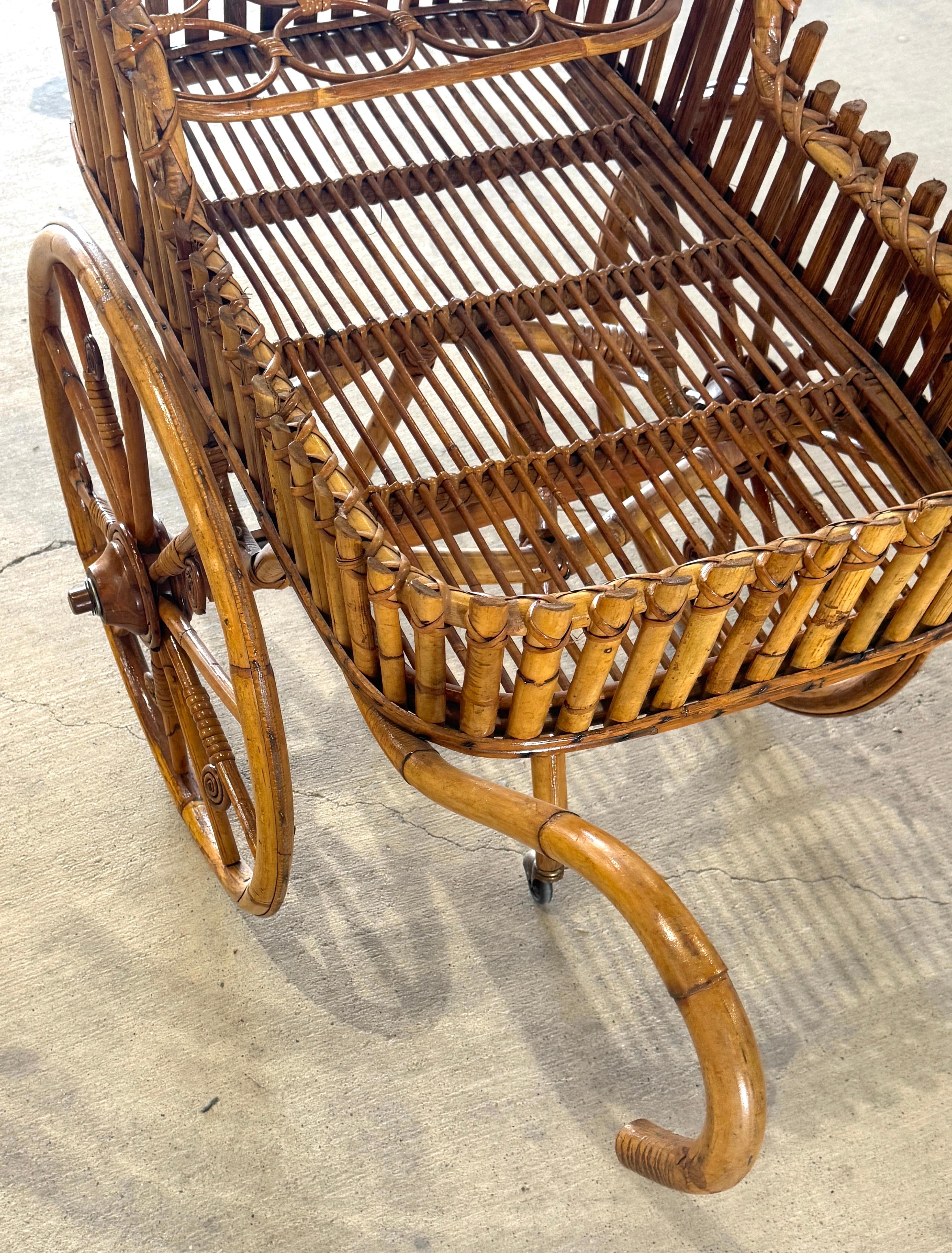 Carrito de bar o de flores de ratán modernista francés con botelleros en venta 4
