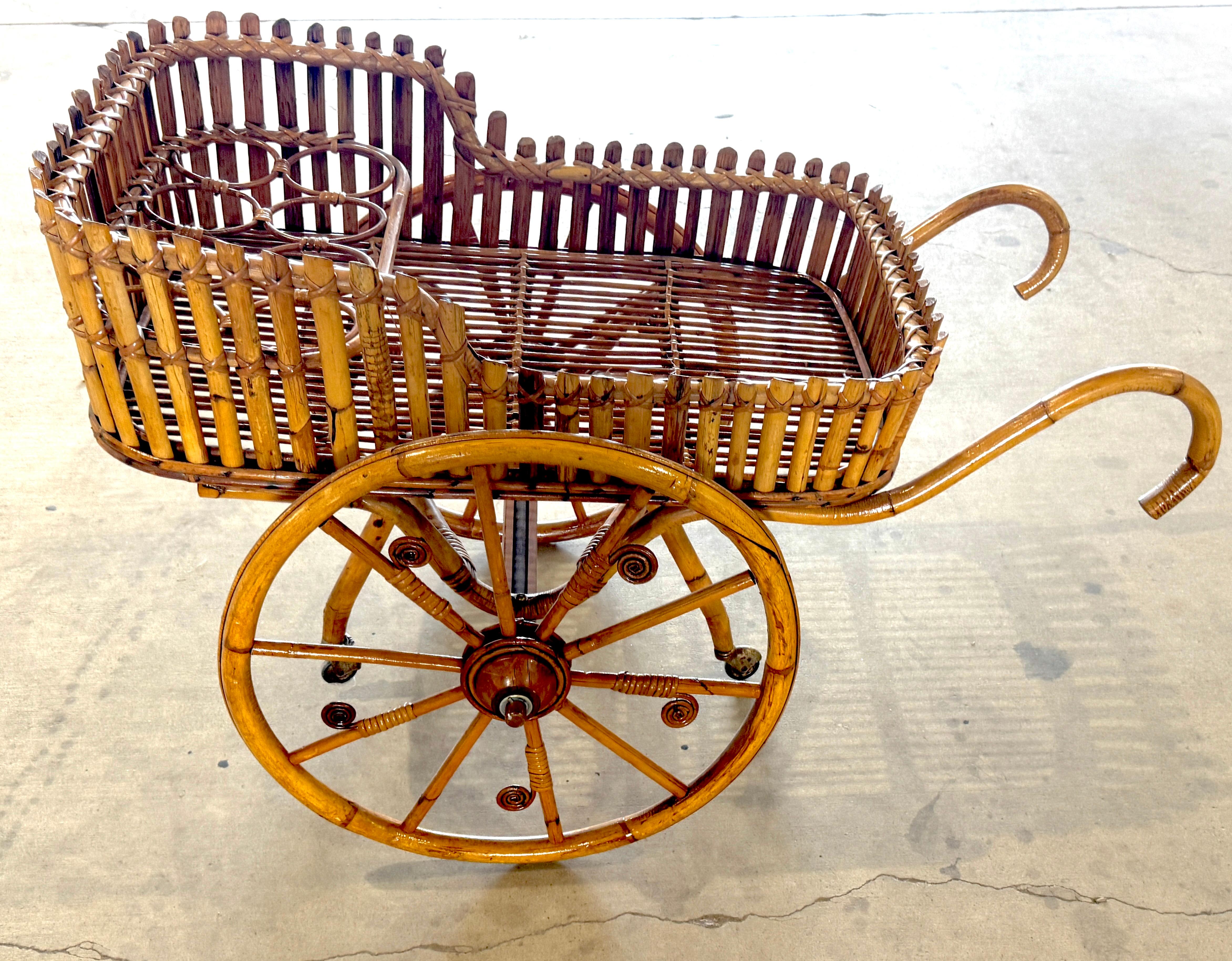 Carrito de bar o de flores de ratán modernista francés con botelleros en venta 5