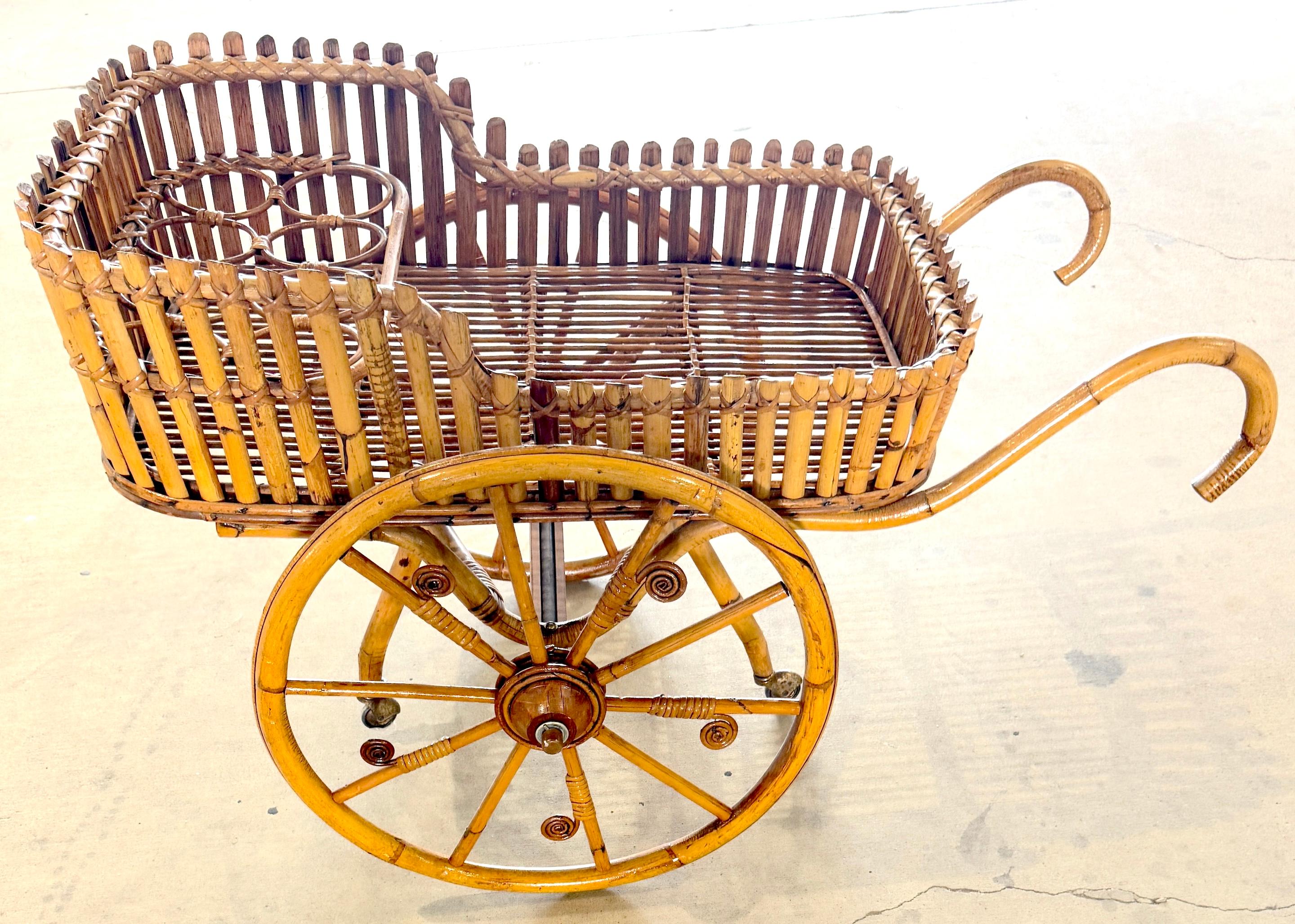 Carrito de bar o de flores de ratán modernista francés con portabotellas, 

Un llamativo y escultural carrito de bar o de flores modernista francés, fabricado totalmente en ratán natural en los años 60-70 y evocador de los diseños elegantes pero