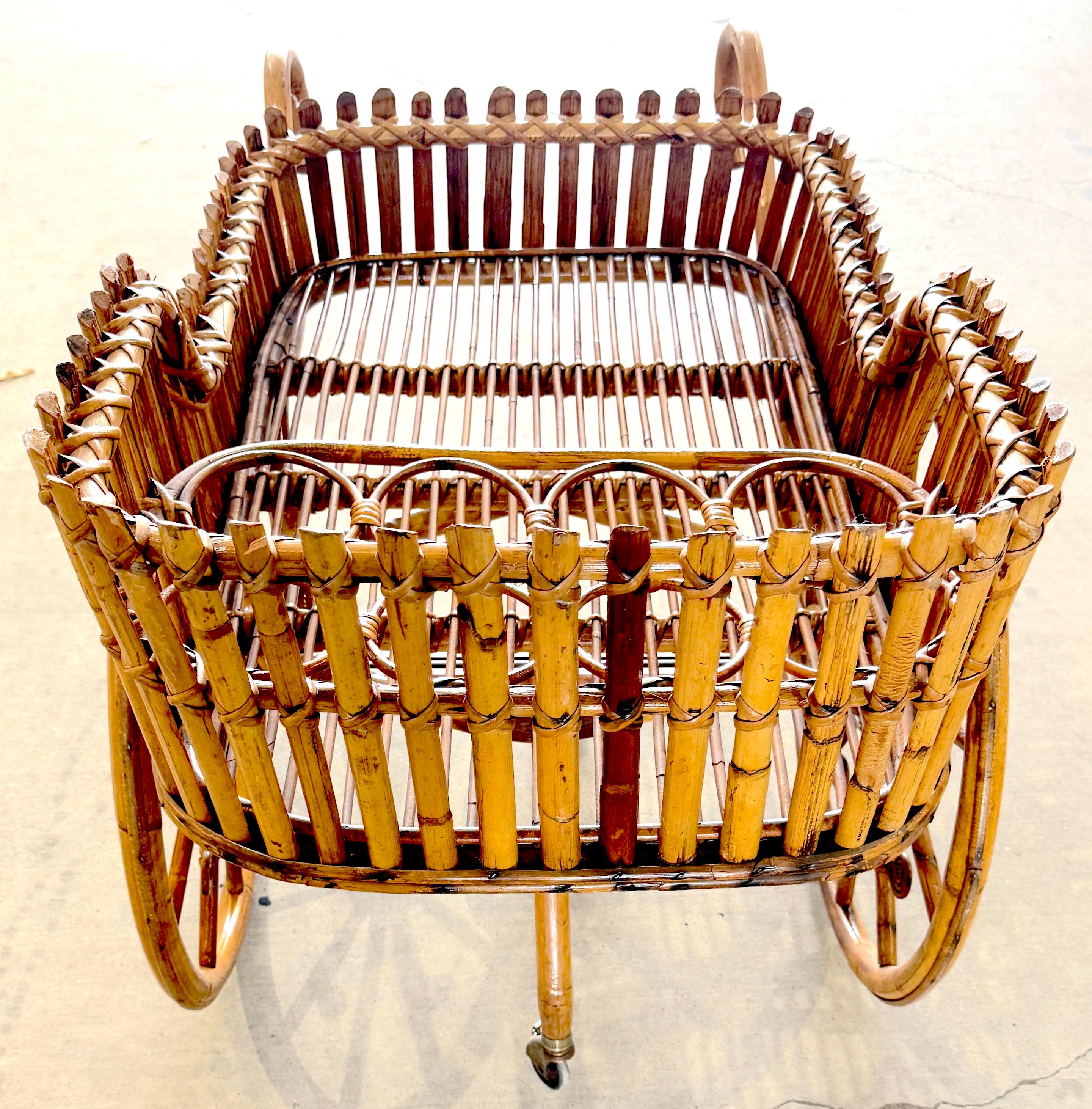 Carrito de bar o de flores de ratán modernista francés con botelleros Tejido en venta