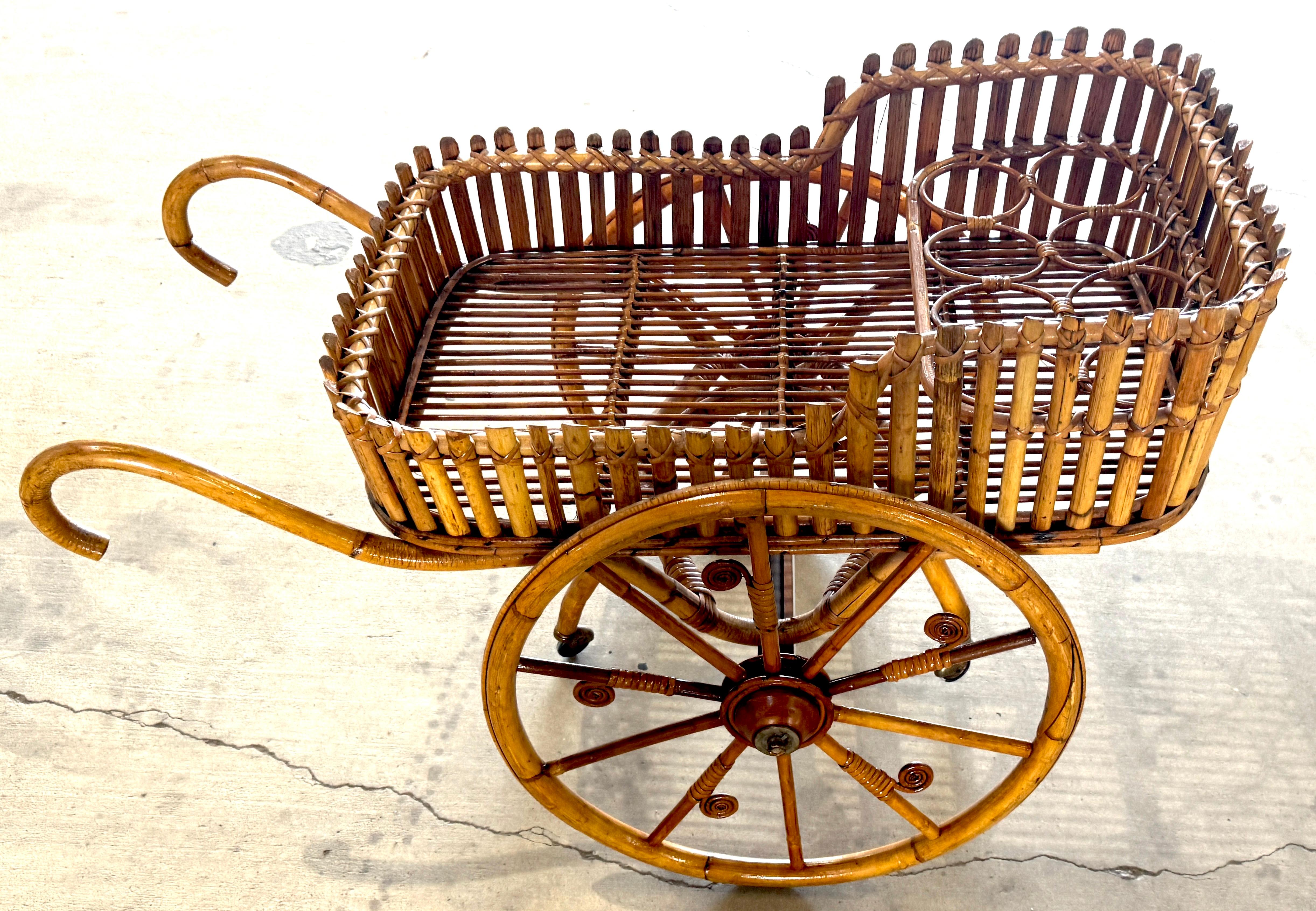 Carrito de bar o de flores de ratán modernista francés con botelleros en Bueno estado para la venta en West Palm Beach, FL