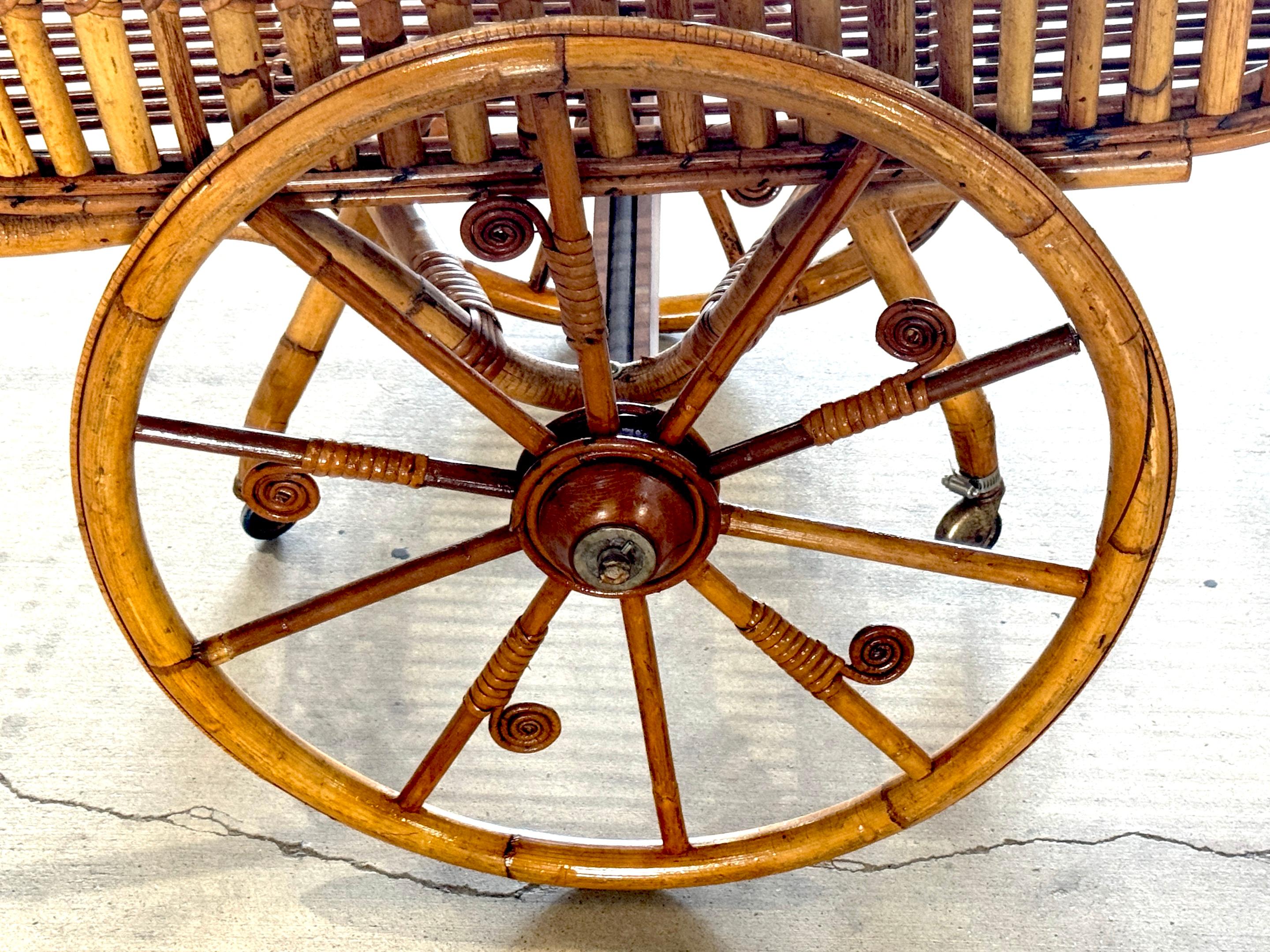 Carrito de bar o de flores de ratán modernista francés con botelleros siglo XX en venta