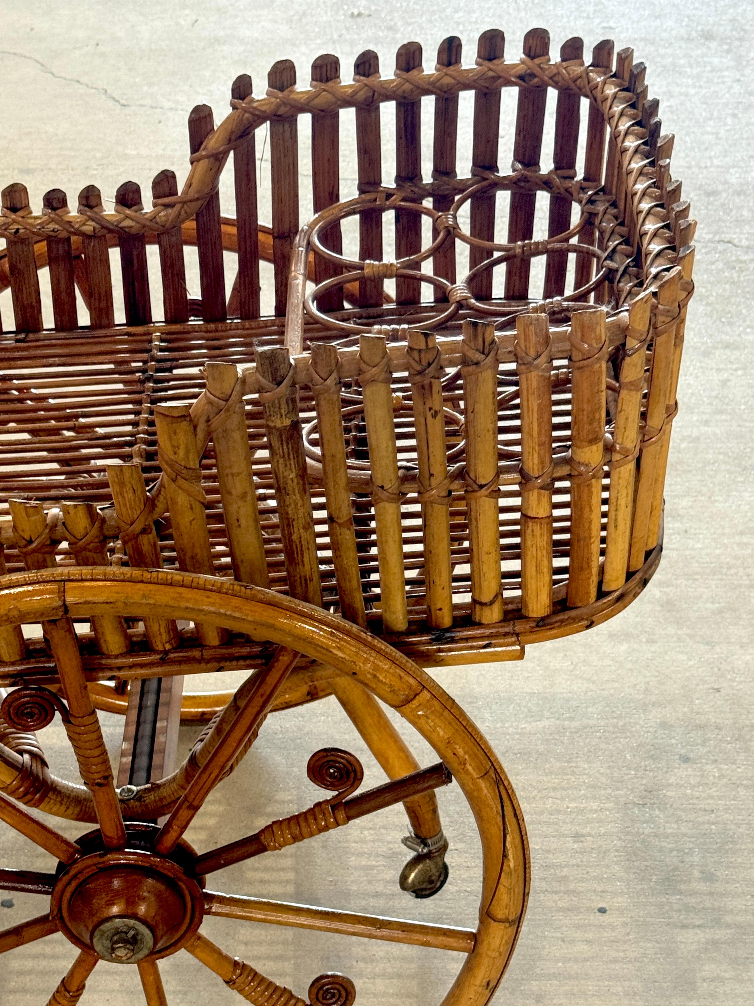 Carrito de bar o de flores de ratán modernista francés con botelleros Bambú en venta