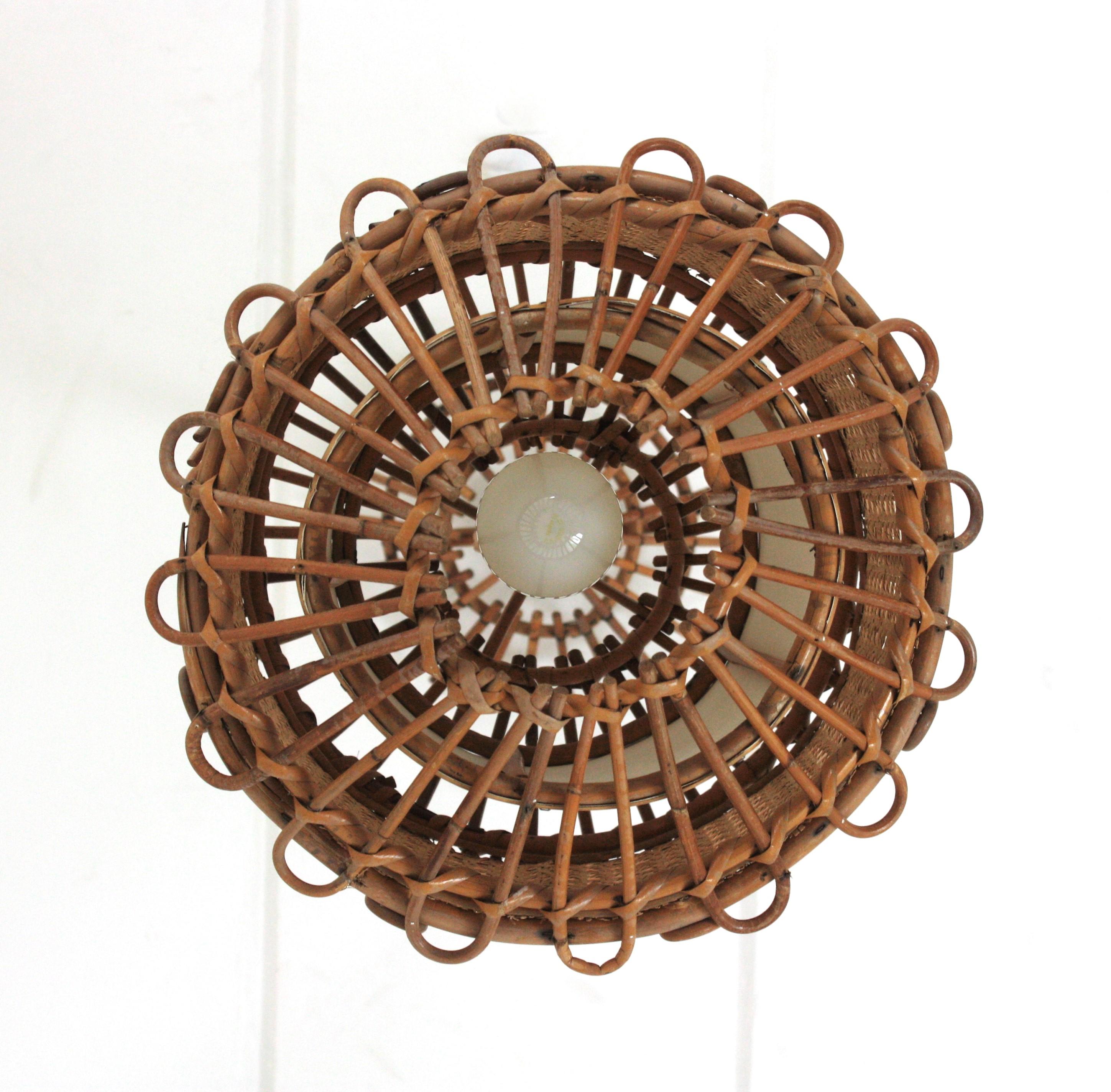 Lanterna a sospensione in rattan modernista francese con accenti cineseria in vendita 4