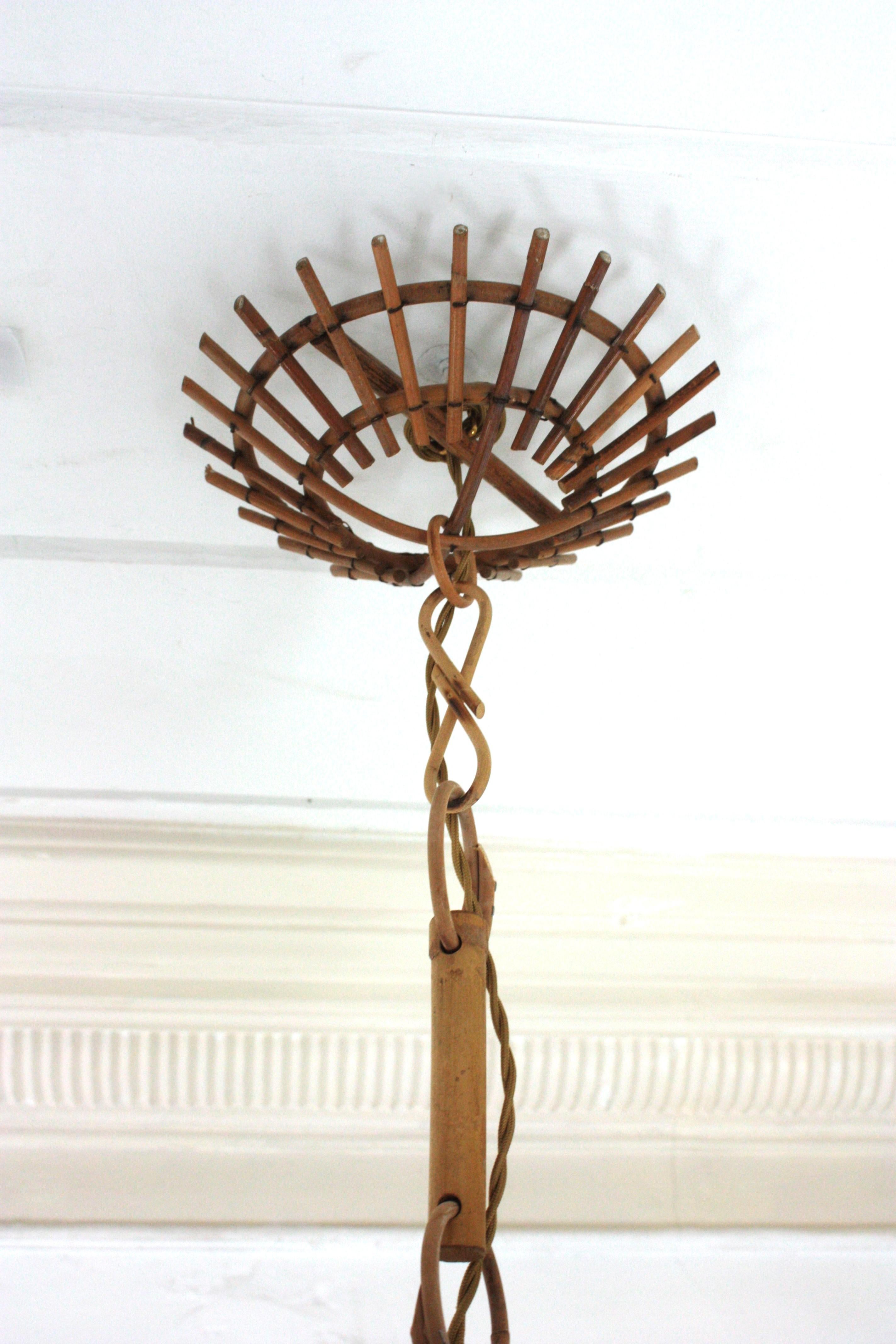 Lanterna a sospensione in rattan modernista francese con accenti cineseria in vendita 9
