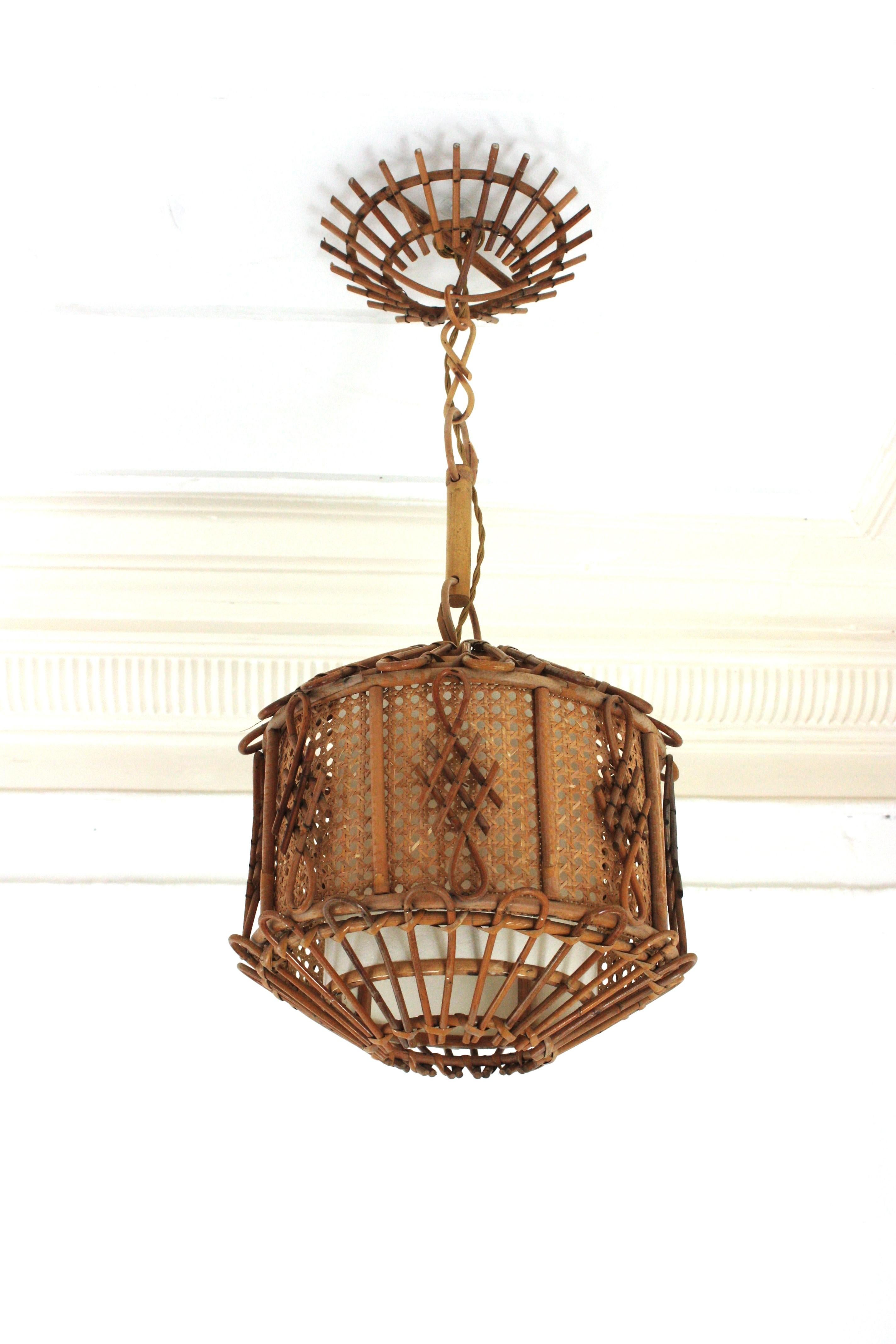 Lampada a sospensione Pagoda, rattan, bambù, Francia, anni '60.
Lampada a sospensione a forma di pagoda in bambù e rattan di ispirazione orientale. 
Questa lampada da soffitto artigianale presenta una lanterna a forma di pagoda con decorazioni in