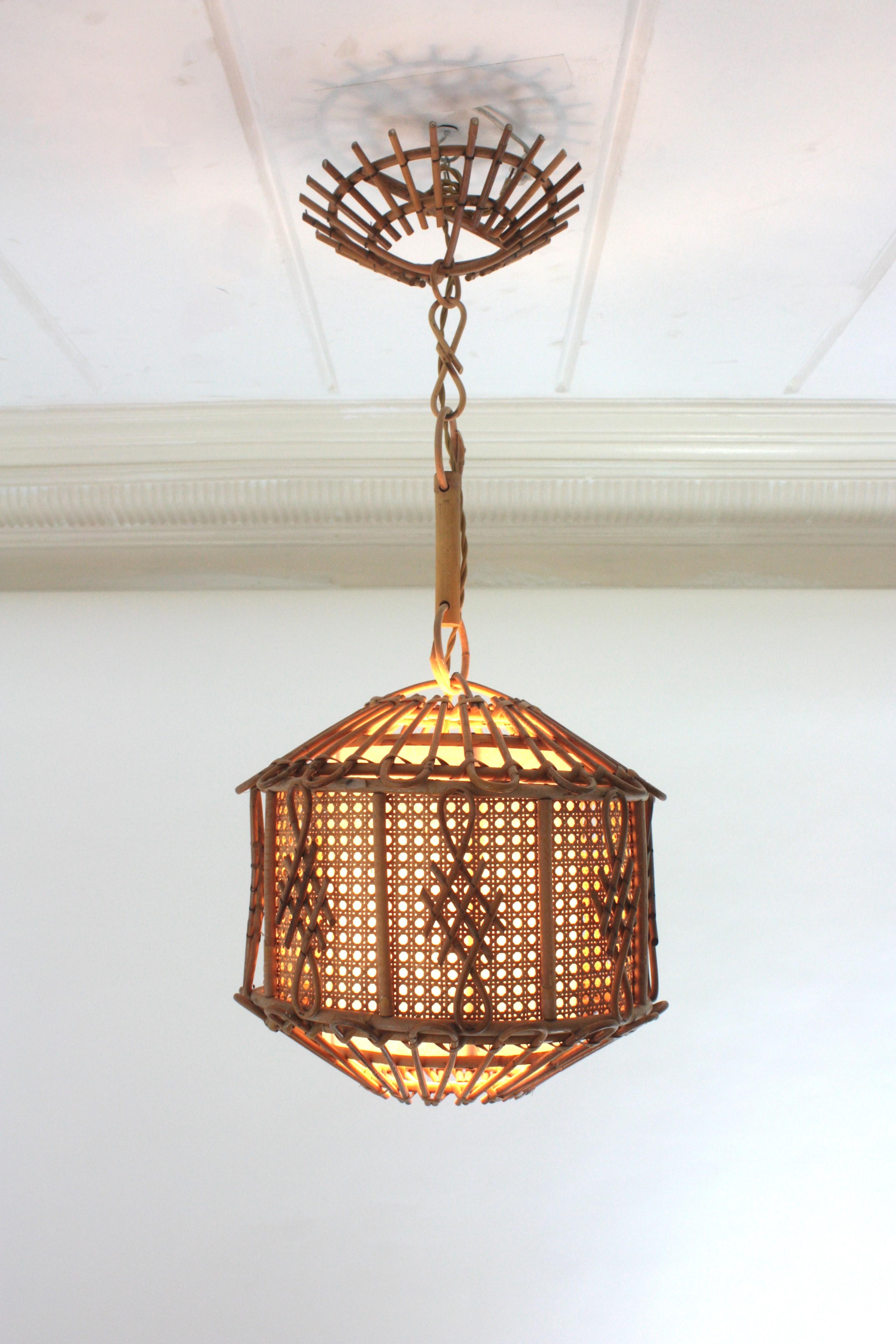 Mid-Century moderno Lanterna a sospensione in rattan modernista francese con accenti cineseria in vendita