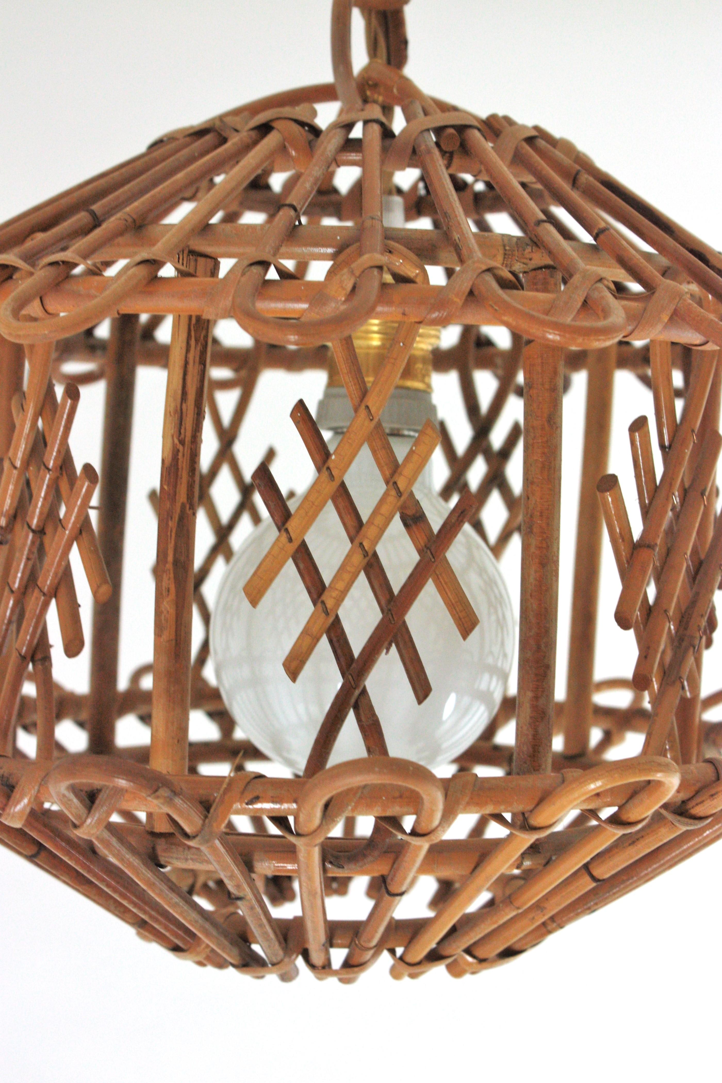 French Modernist Rattan Pendant Lantern / Hanging Light with Chinoiserie Accents In Good Condition For Sale In Barcelona, ES